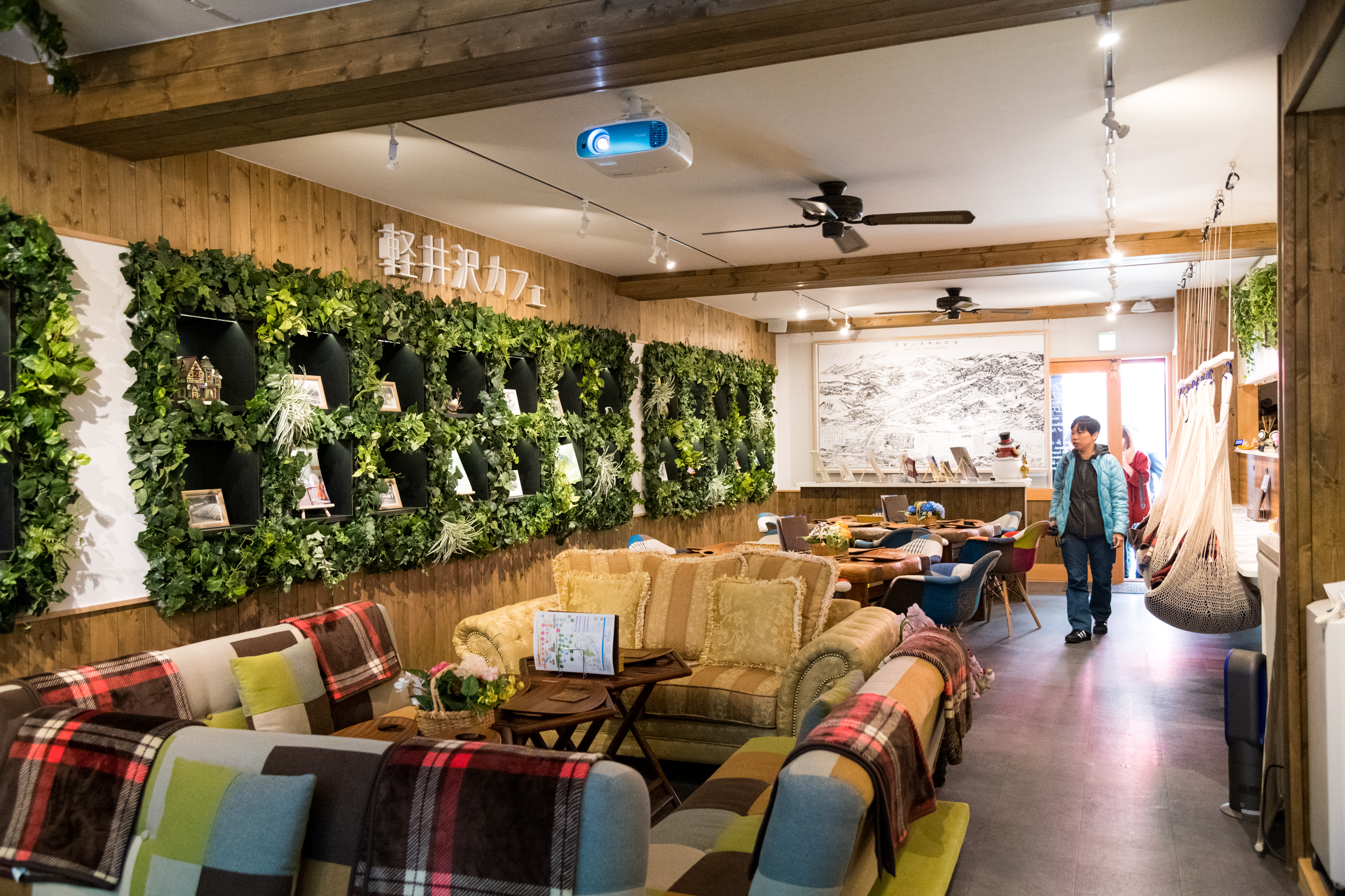 輕井澤的老照片與適合拍網紅照的新潮座椅，形成強列對比。