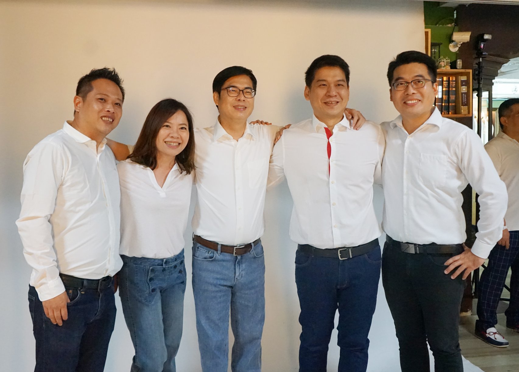 民進黨高雄市前議員周玲妏（左2）已低調登記結婚，照片為去年她與競選高雄市長的陳其邁（中）拍競選宣傳照。（翻攝陳其邁臉書）