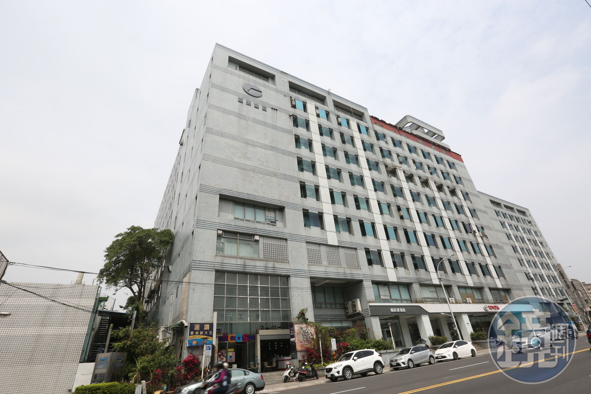 國巨董事長陳泰銘13日和旗下的智寶與凱美召開記者會，宣布以換股方式合併。