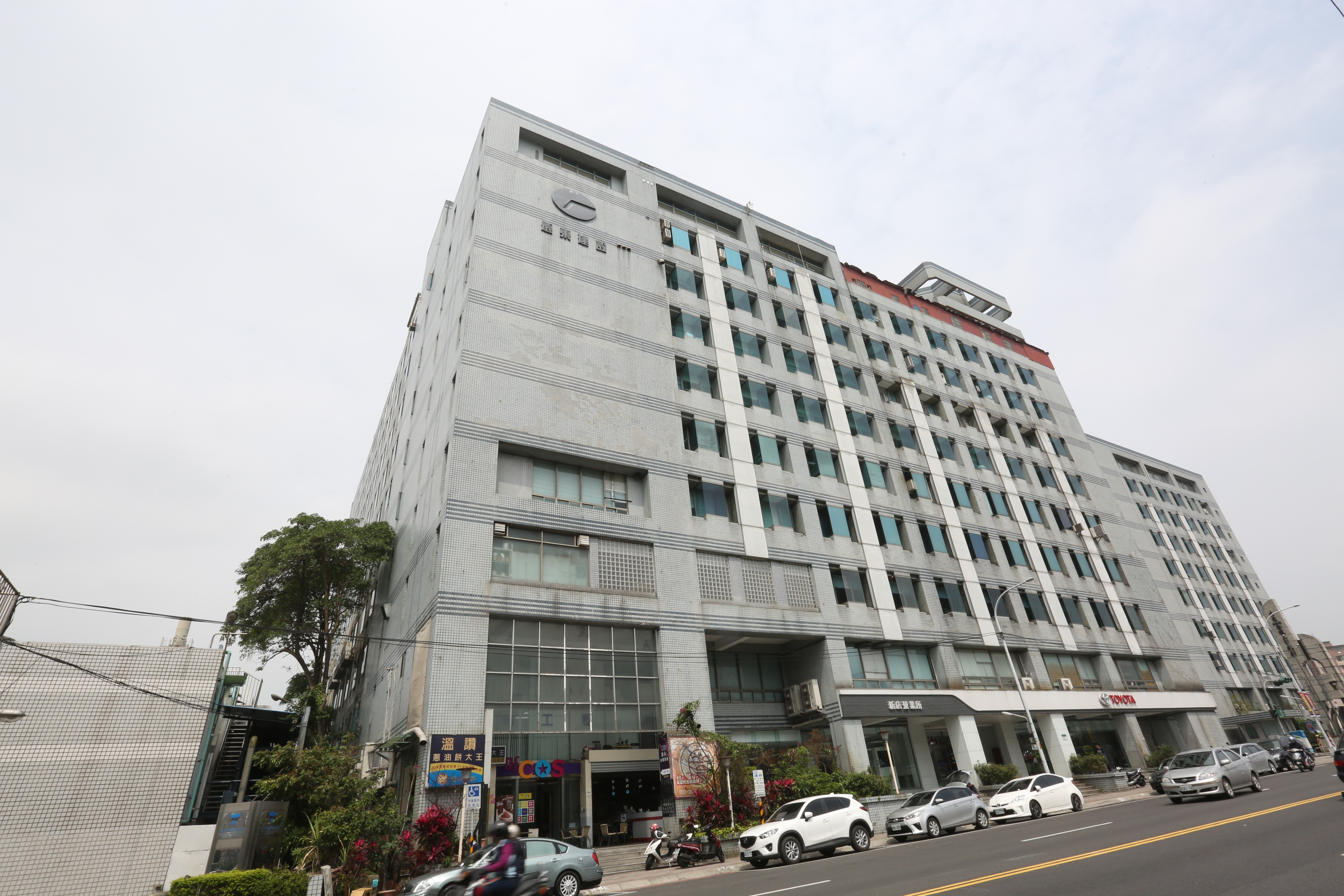 國巨董事長陳泰銘13日和旗下的智寶與凱美召開記者會，宣布以換股方式合併。