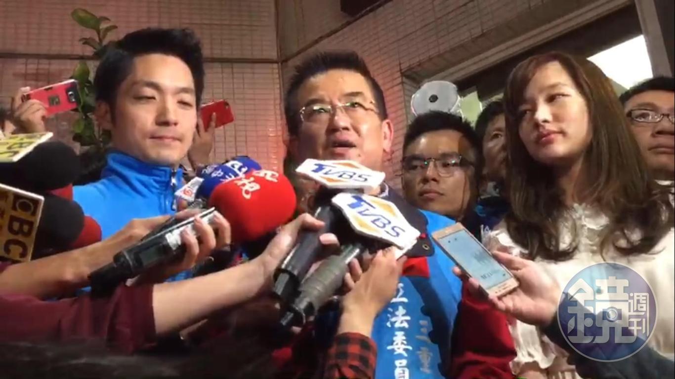 韓冰今晚陪著鄭世維到夜市拜票，高人氣襲捲現場。