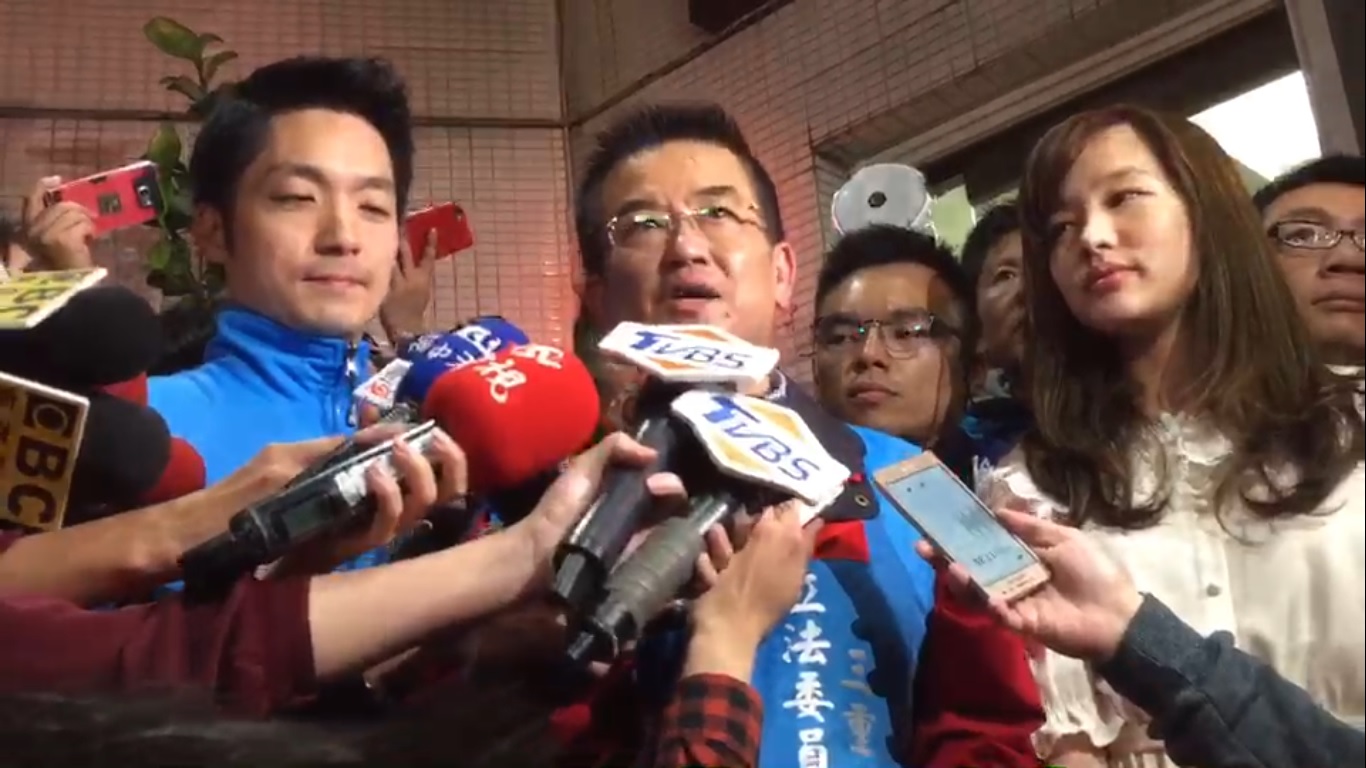 韓冰今晚陪著鄭世維到夜市拜票，高人氣襲捲現場。