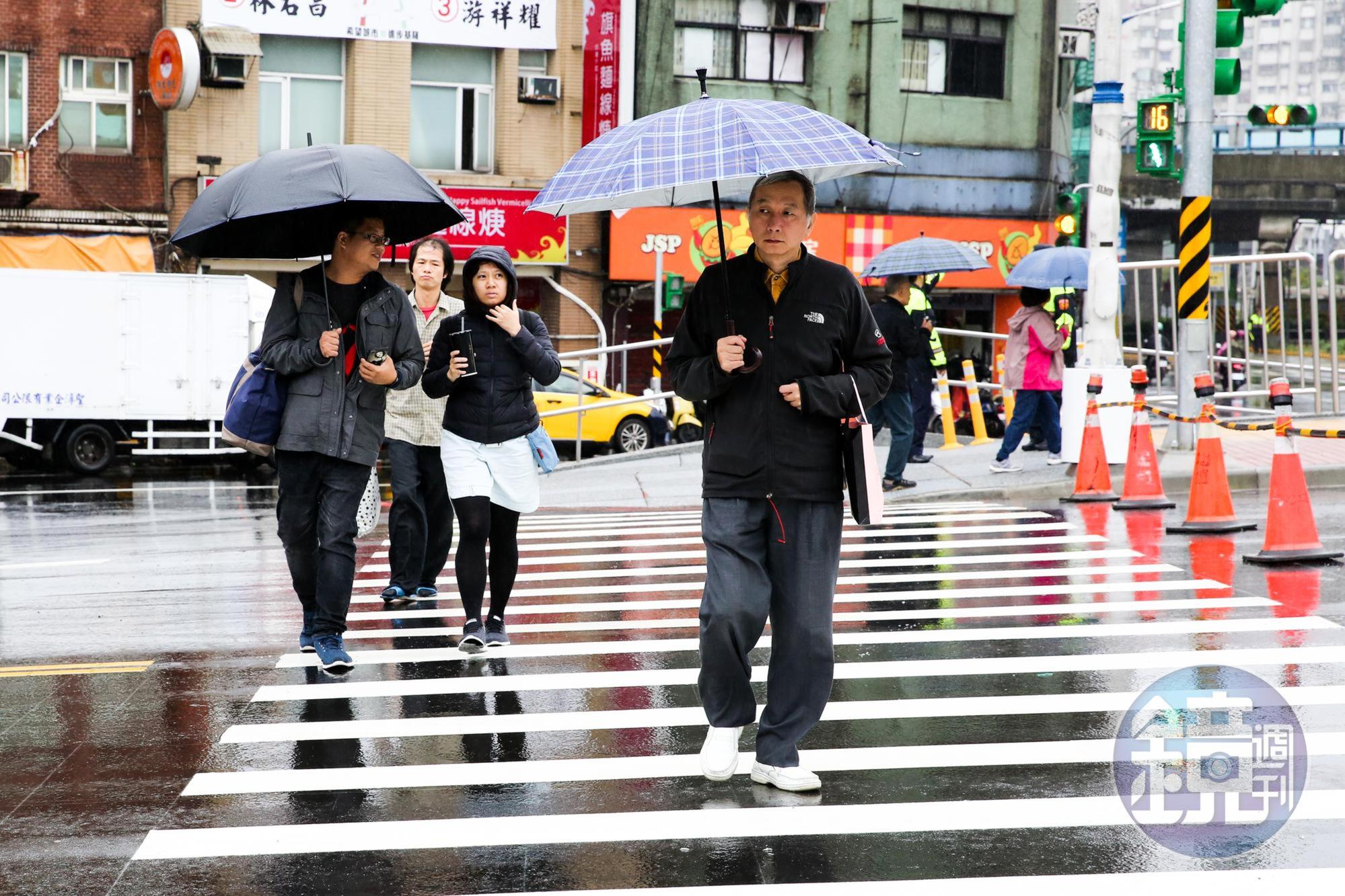 今天白天起鋒面緩緩通過北台加上東北季風增強，中部以北及東北部雲量將會增多，甚至有短暫陣雨發生。