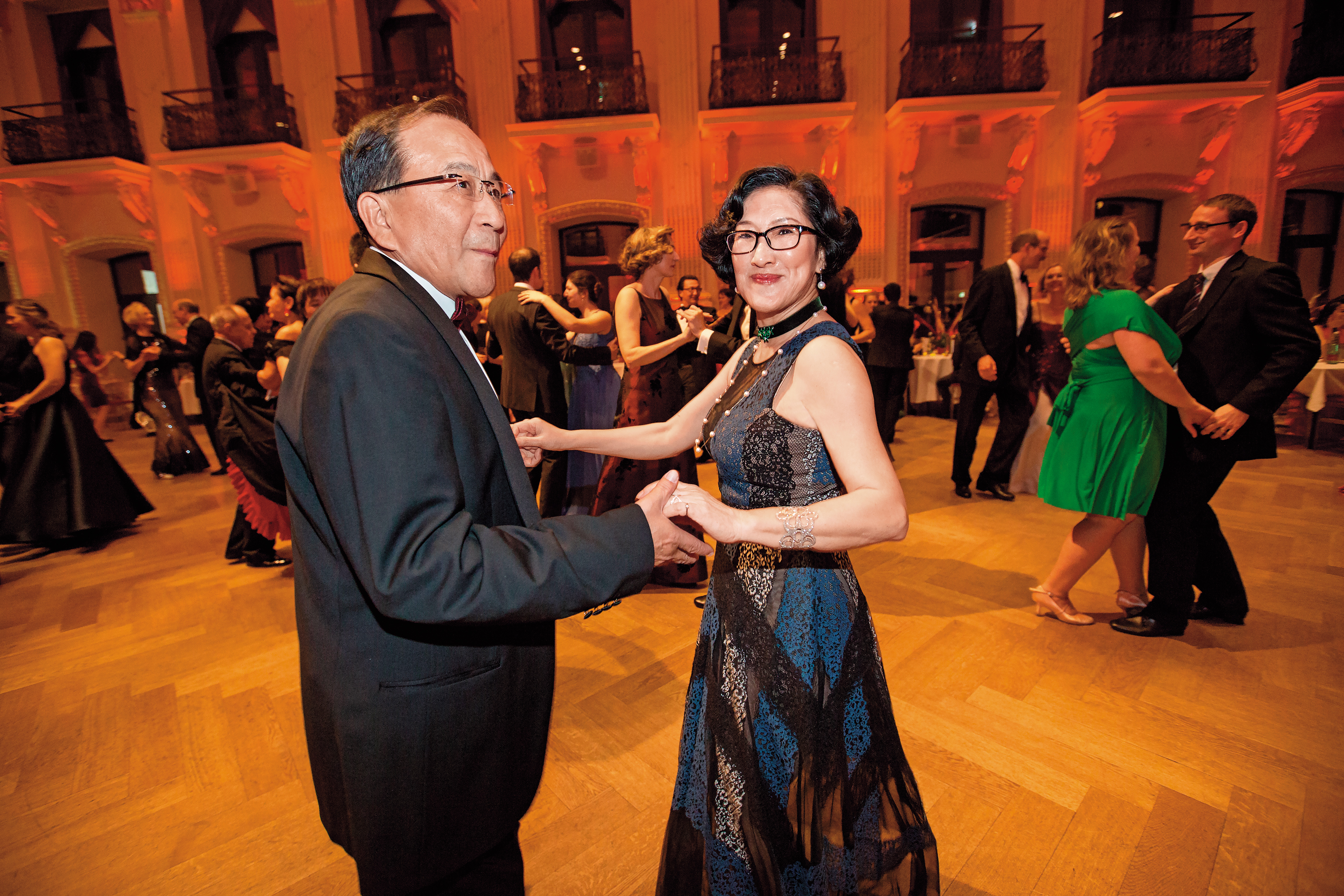 張春娟（右）43年前偕夫吳輝舟（左）留學維也納，卻成音樂逃兵，靠豐沛人脈打通東歐、蘇聯簽證限制，創立歐洲最大華人旅行社。