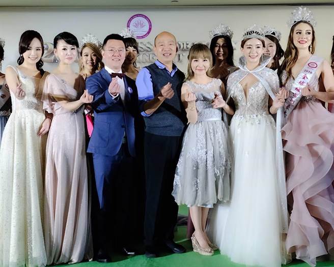 高雄市長韓國瑜日前出席2019全球城市小姐選拔總決賽記者會，爆料許聖梅早年在跑新聞時，桃花旺盛，擁有許多追求對象。（翻攝自許聖梅臉書）