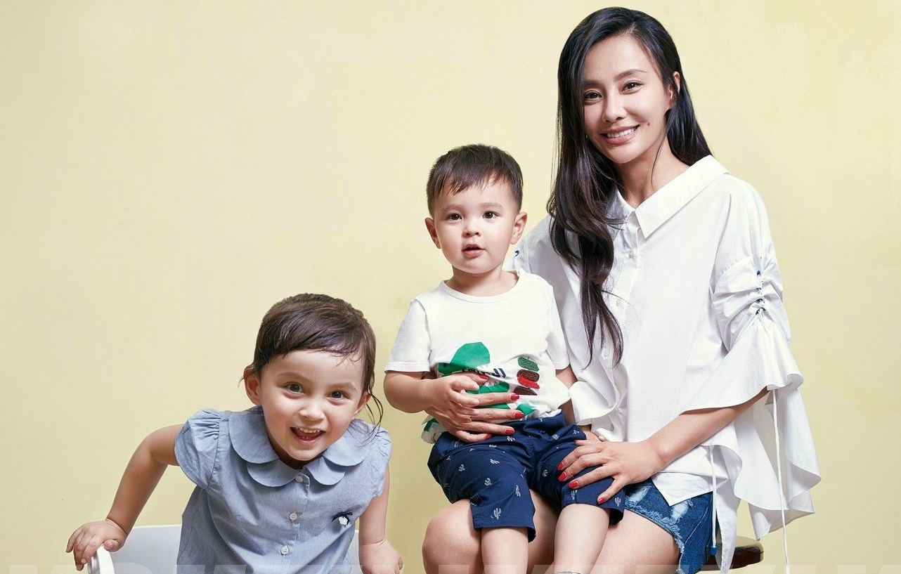 馬雅舒2010年閃嫁澳洲籍老公詹姆士‧羅伯特，接連生下兩個可愛的混血寶貝米雅與愛登。（中視）