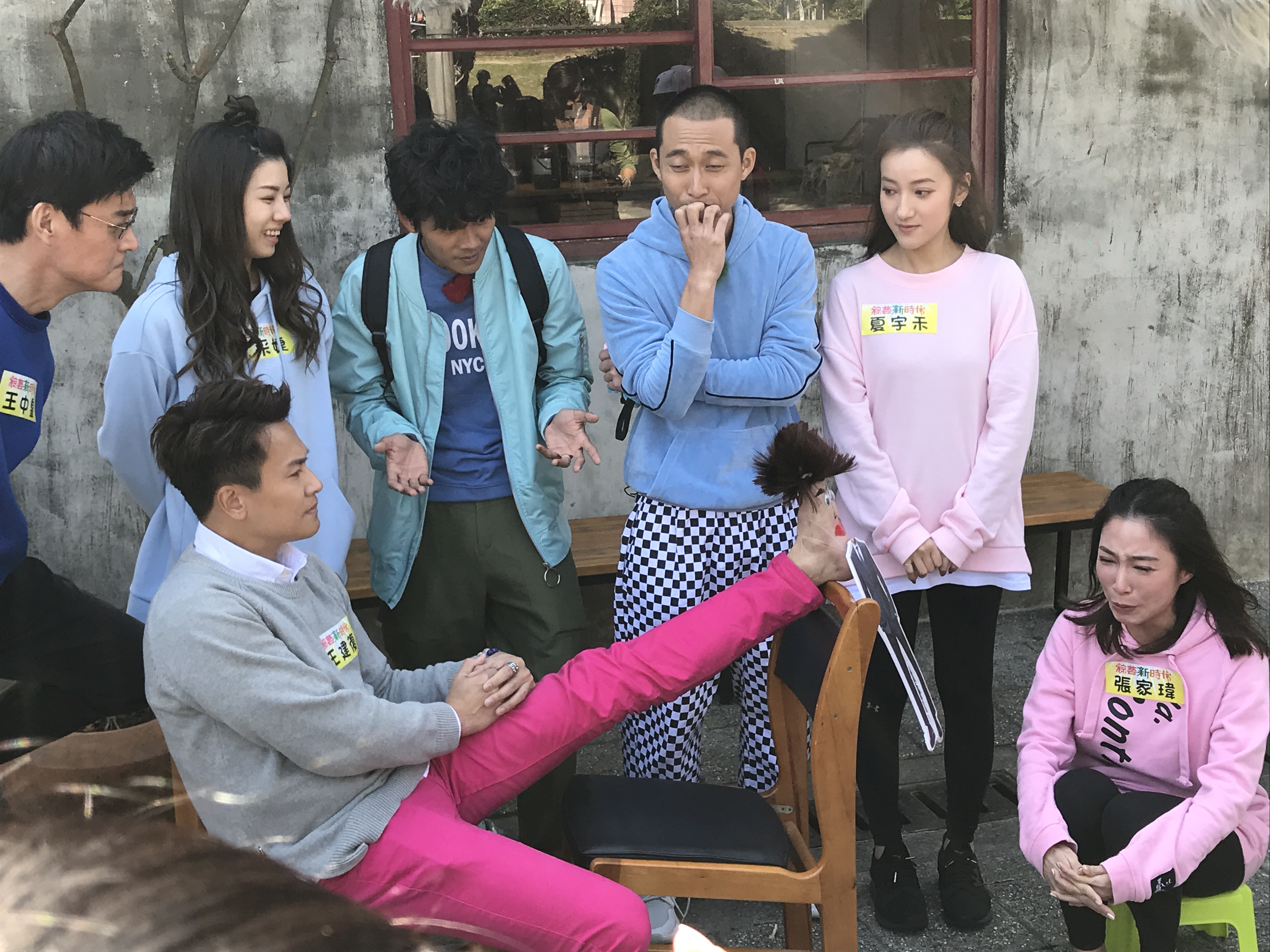 張家瑋演技大考驗，看著王建復的「腳底」，就哭到不能自己。（民視）