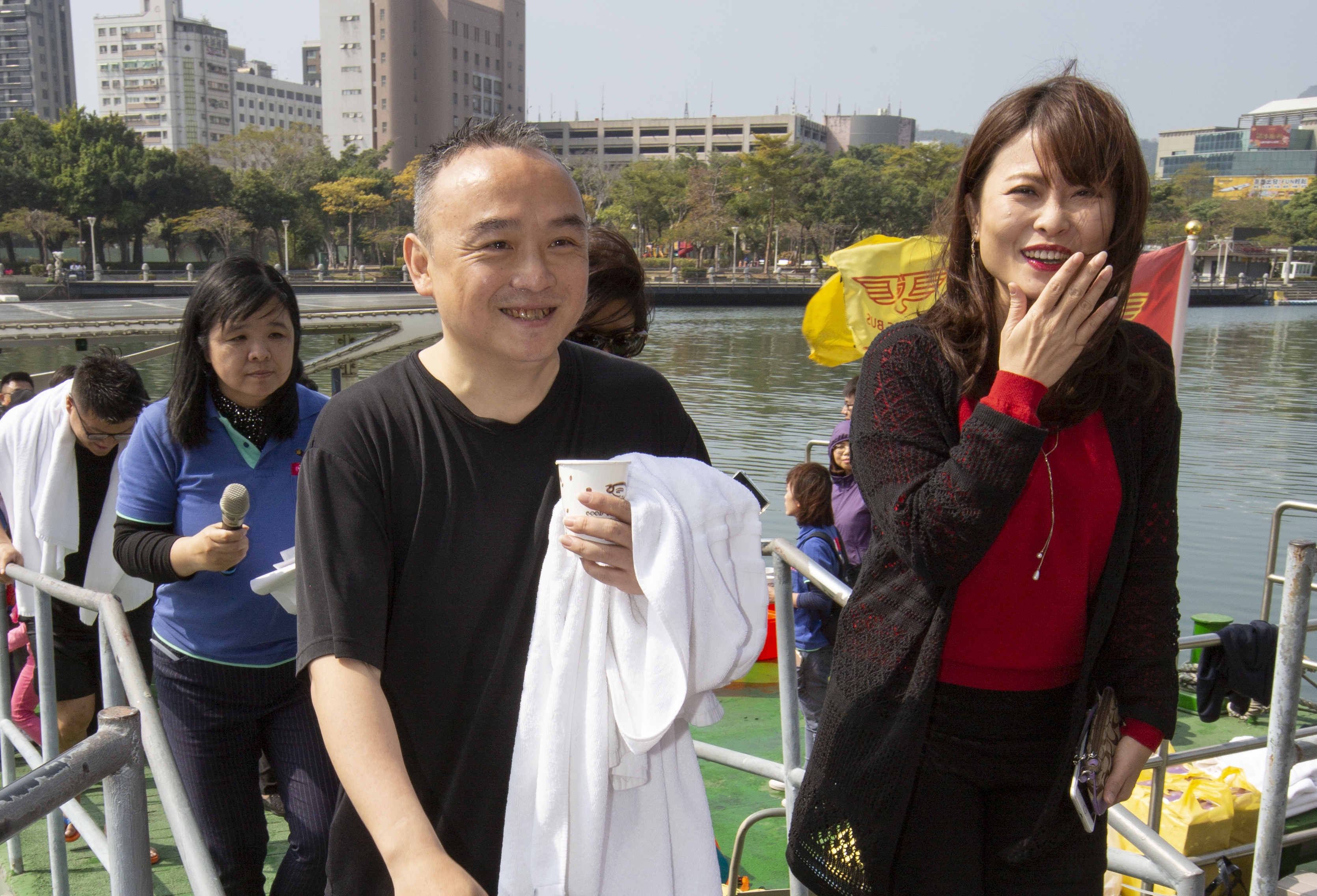 早在去年底上任前，觀光局長潘恆旭（前左）就表示今年3月邀影星阿諾史瓦辛格來高雄演講，但眼看3月過了一半，仍未見下文。