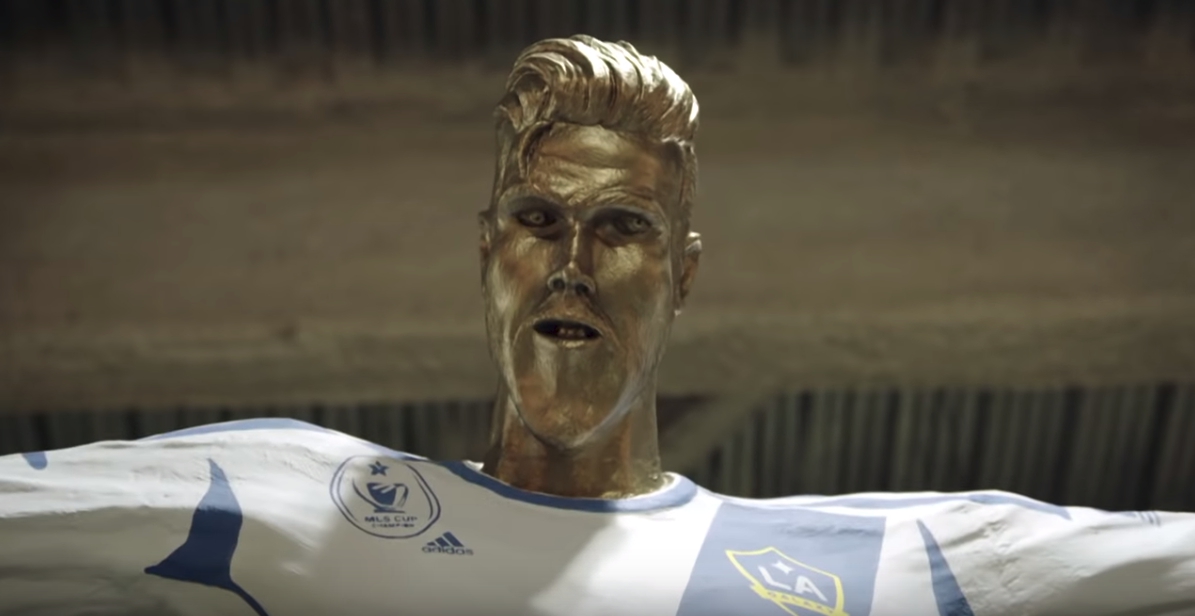 美國洛杉磯銀河隊（LA Galaxy）為貝克漢打造全新紀念雕像，但卻被柯登惡整，先做了一尊假雕像。（翻攝自The Late Late Show影片）