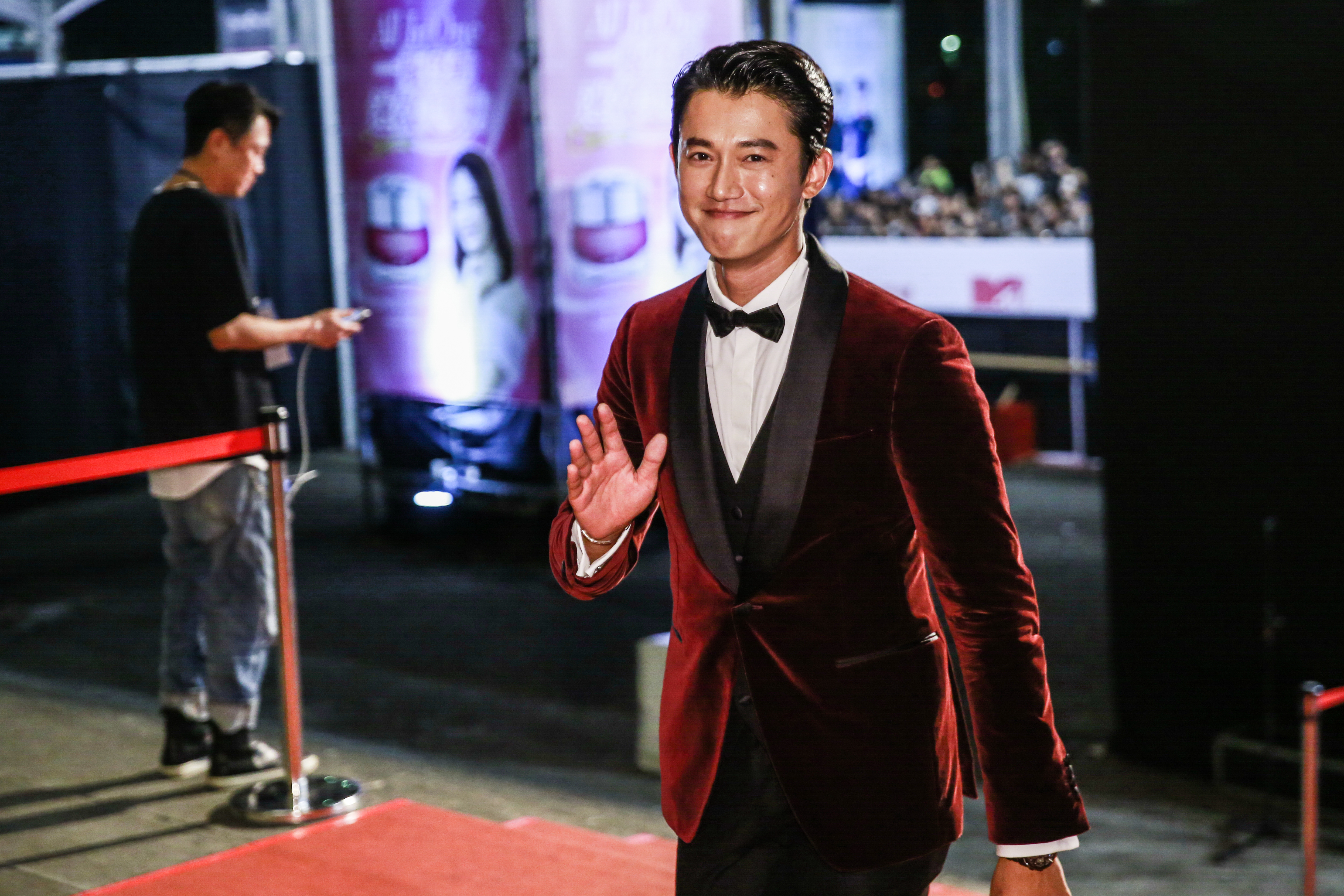 金鐘影帝吳慷仁在臉書力挺性別平等教育，認為愛孩子不該把孩子養在楚門的世界，抹煞他們知的權利。