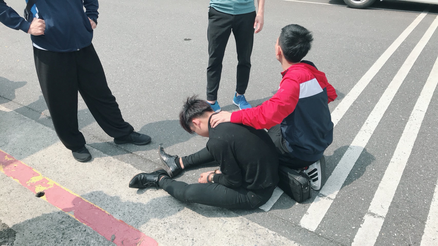 劉姓詐騙車手遭到警方圍捕就逮。（警方提供）