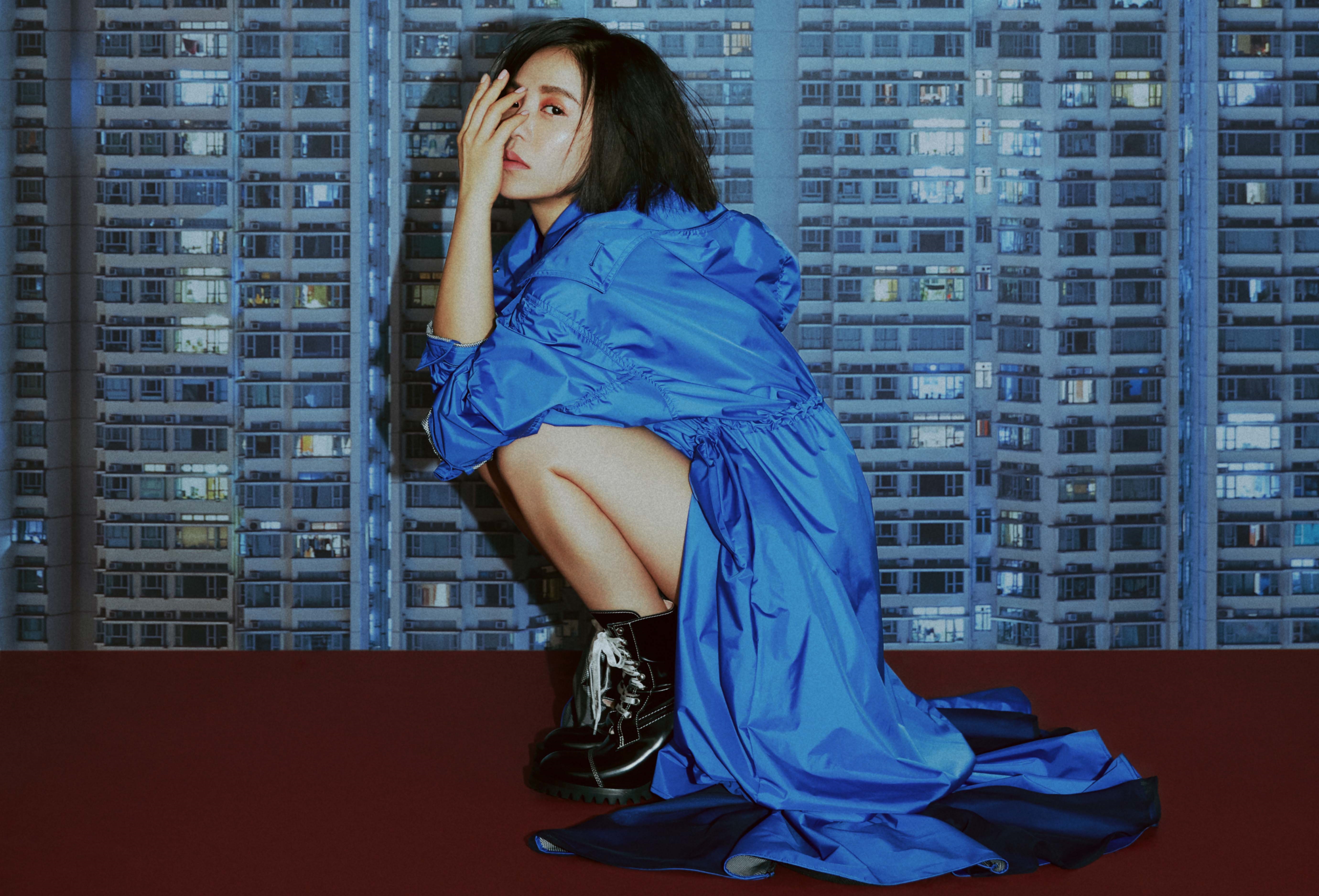 丁噹為了新專輯嘗試頹廢造型，凌亂頭髮加上眼妝自嘲活像瘋婆子。（相信音樂提供）