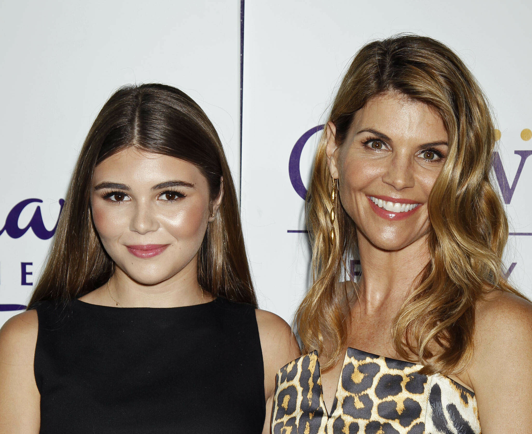 蘿莉洛林（右）被控涉高校入學賄賂醜聞，現在女兒奧莉薇雅傑德（左）的事業學業也不保。