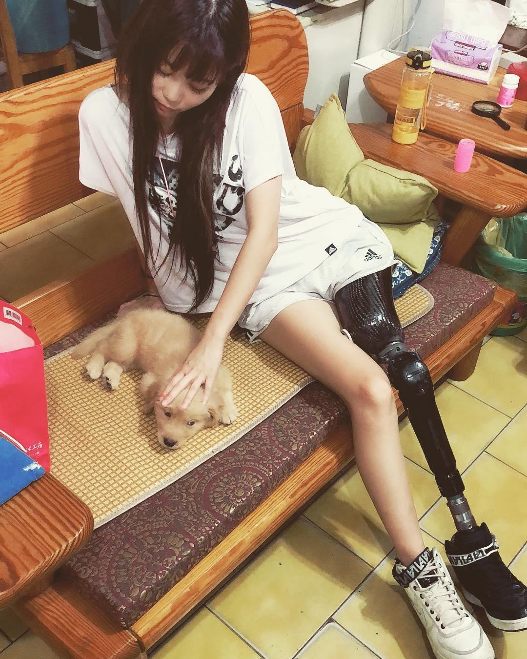 稅尹不時在IG分享生活照,還養了一隻黃金獵犬。(翻攝自稅尹IG)