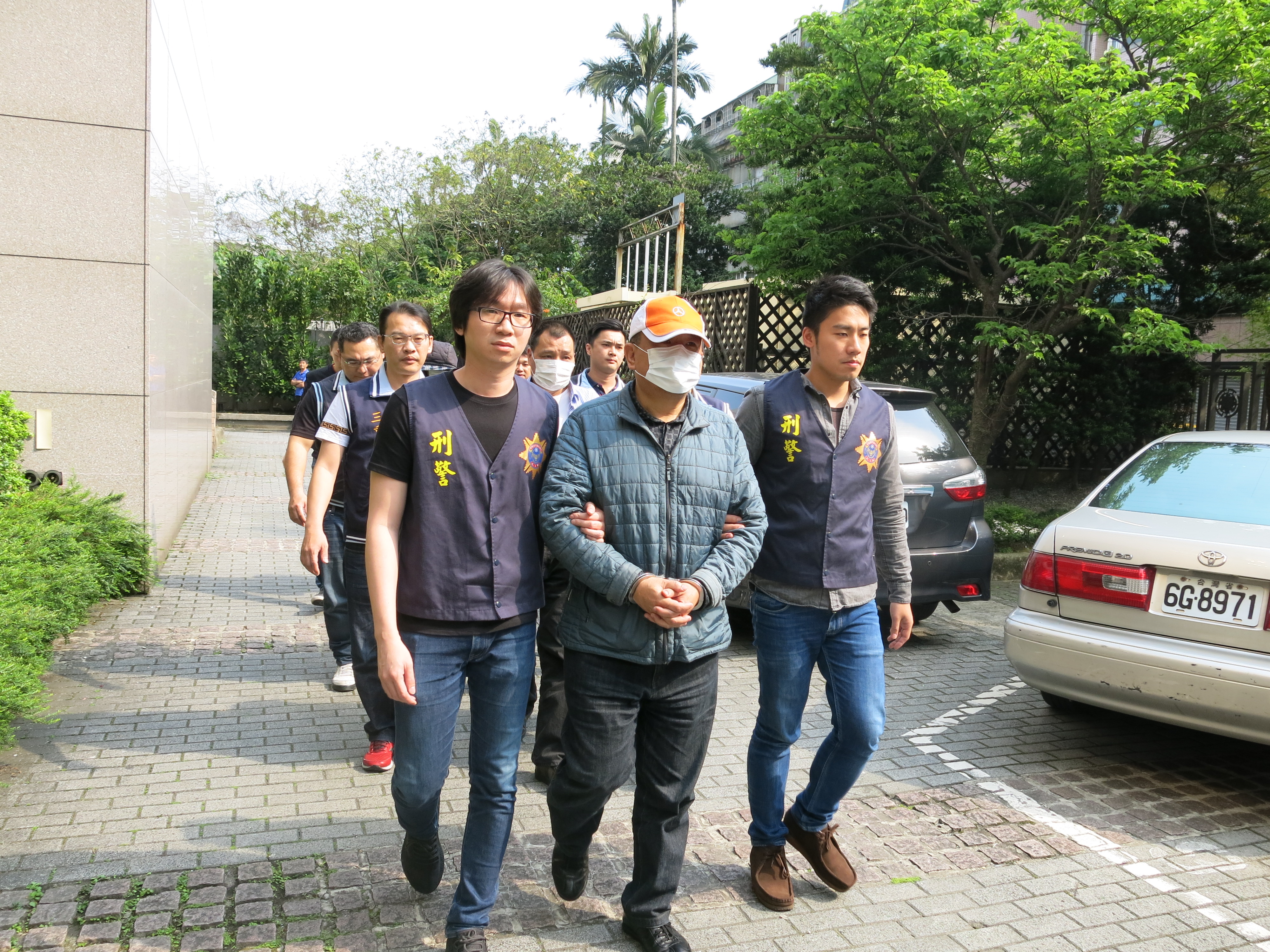 刑事局拘提溫欽煌組長等幫眾到案。（警方提供）