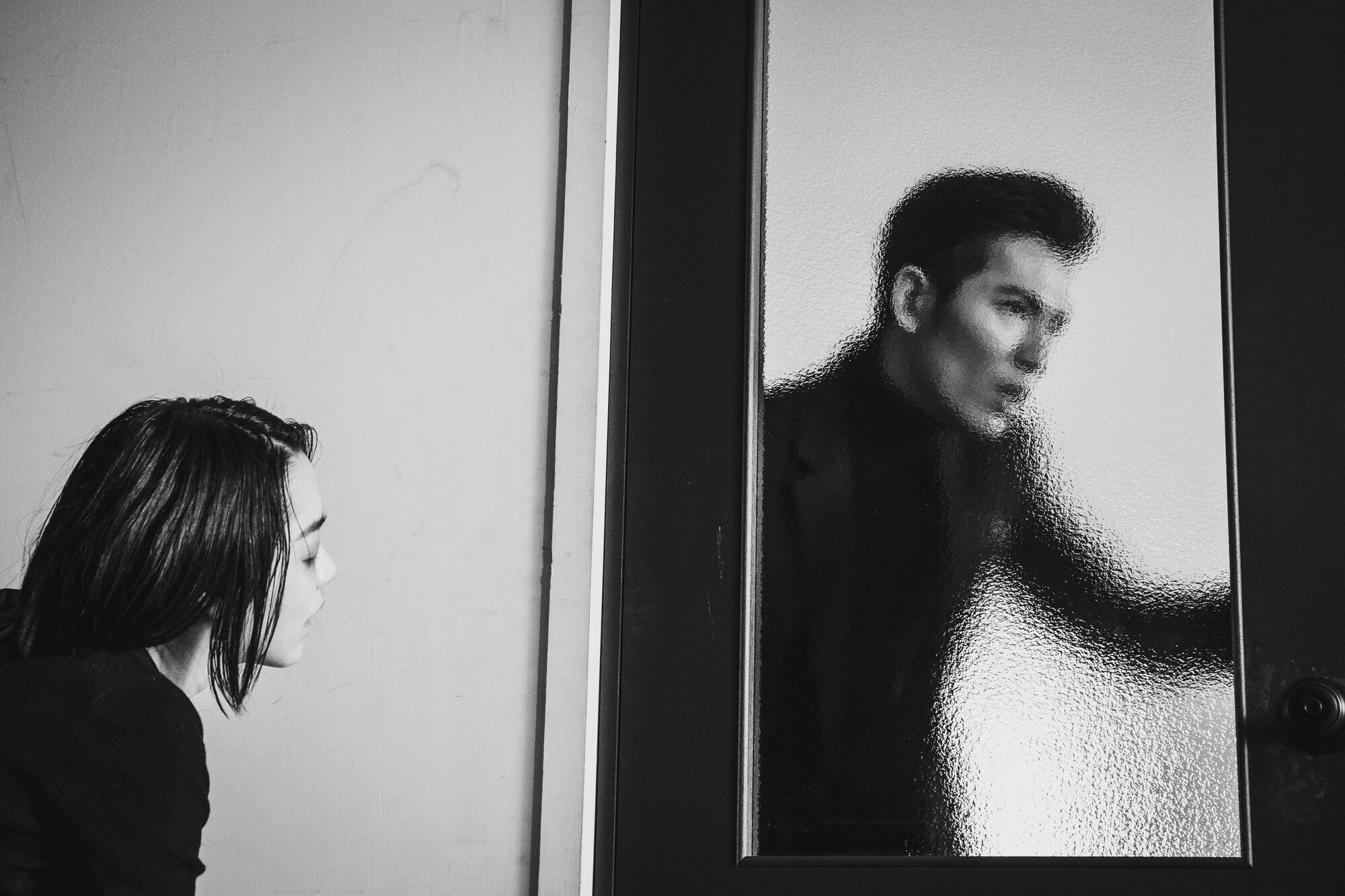 為呈現鏡中女鬼瑪麗與松言透過鏡子對話的場面，劇組特別砸重金、從無到有打造了「綠之門」心理工作室。（公視提供）