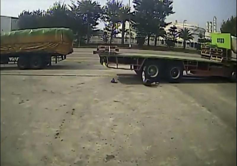 邱姓司機被拖板車後輪連續輾壓2次,導致骨盆碎裂,畫面驚悚。(翻攝自臉書)