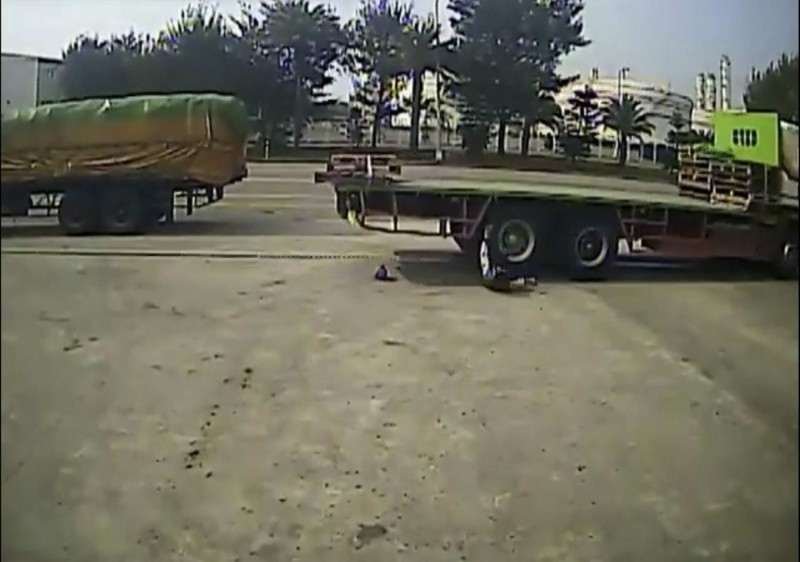 邱姓司機被拖板車後輪連續輾壓2次，導致骨盆碎裂，畫面驚悚。（翻攝自臉書）