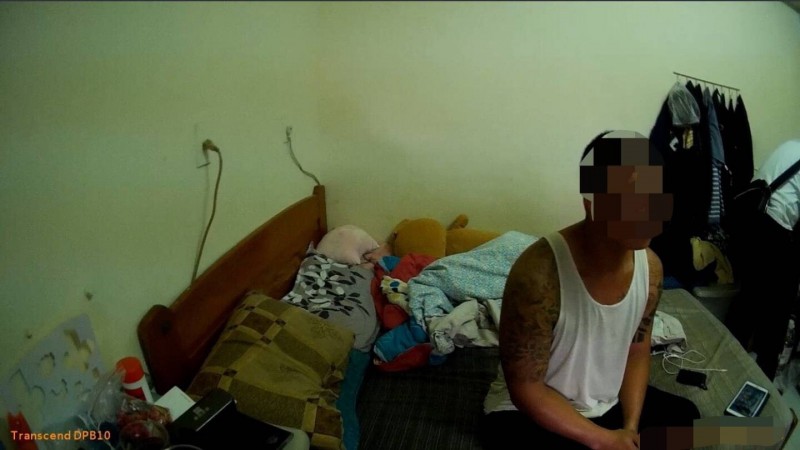 警方上門拘提張姓藥頭到案。（警方提供）