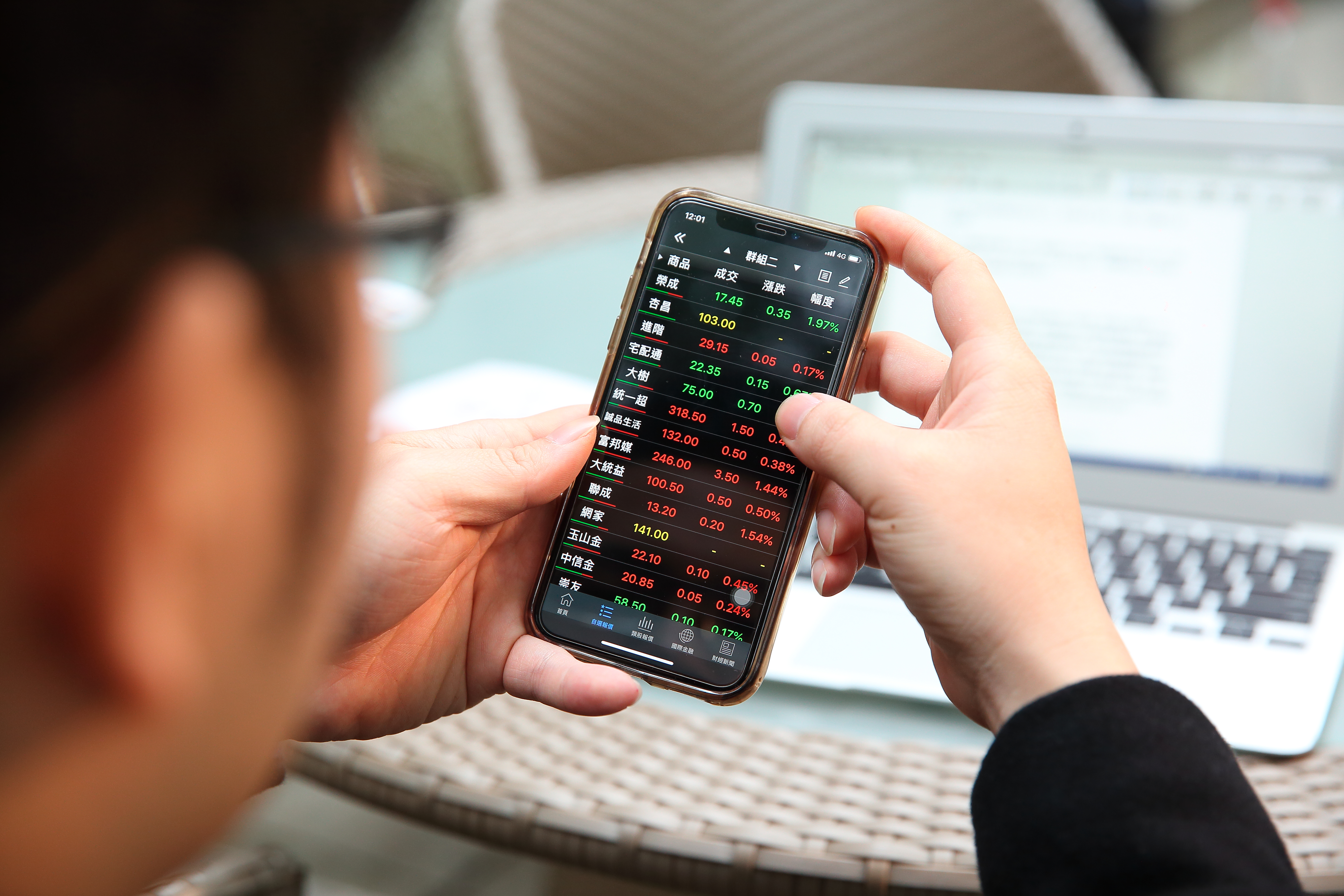 大三那年，許凱迪買了第1支智慧型手機，養成看盤和投資興趣。