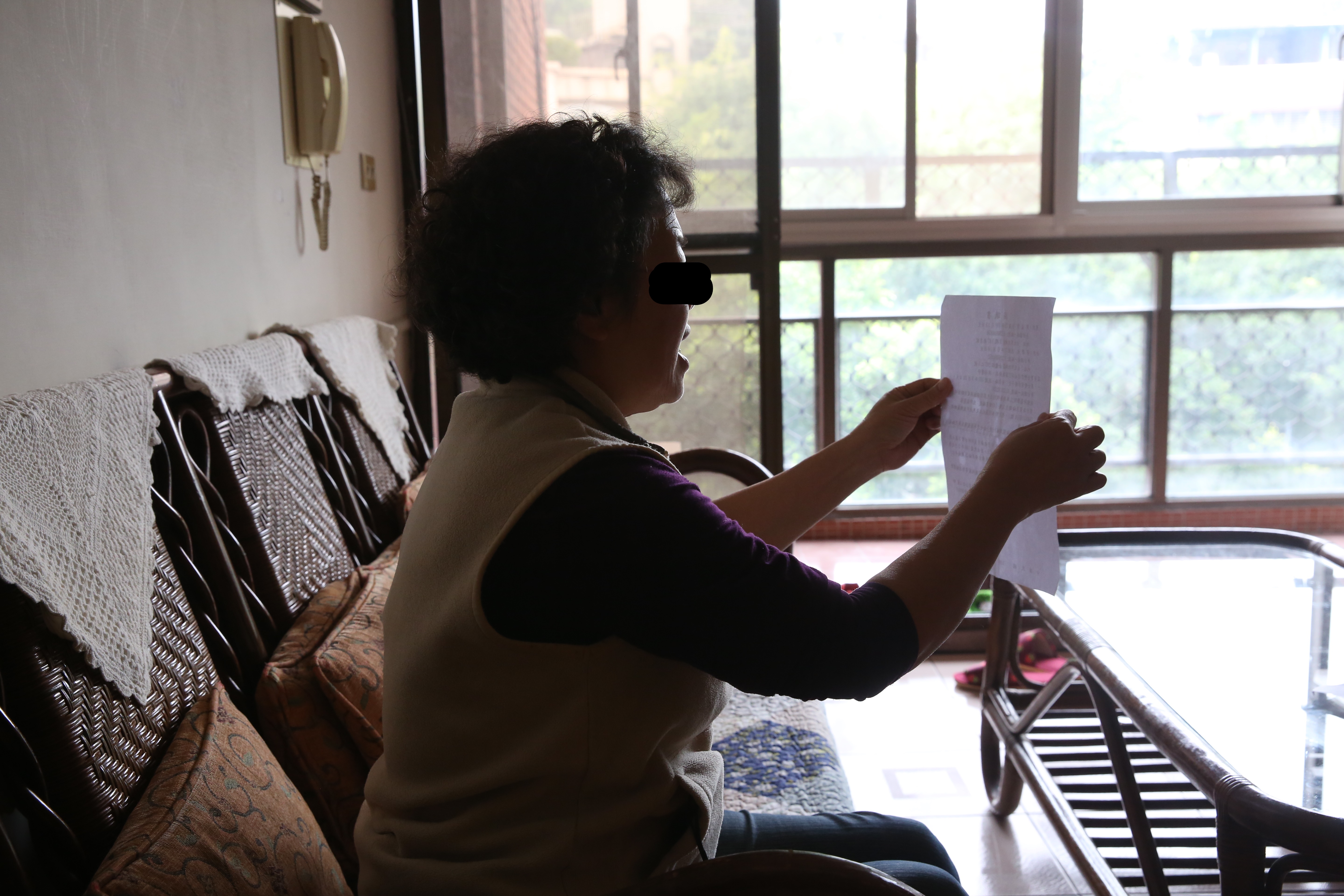 黃母氣憤控訴周姓員警棄養親兒，性騷擾外孫女。