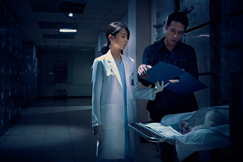 邵雨薇與莊凱勛在真實停屍間拍攝，重金打造的道具無頭屍看起來十分嚇人。（華映提供）