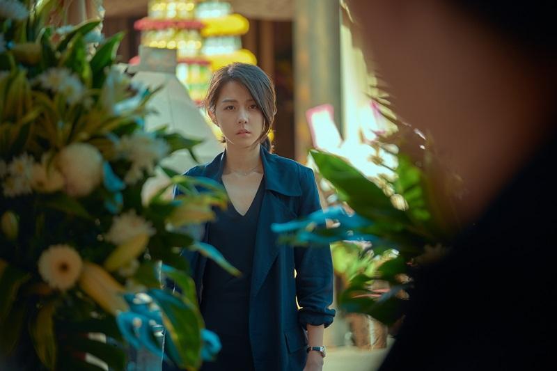 以往常演甜美可愛角色的邵雨薇在《緝魔》中有著冷靜但抱著報復心情的酷酷法醫，跳脫以往形象及戲路。（華映提供）