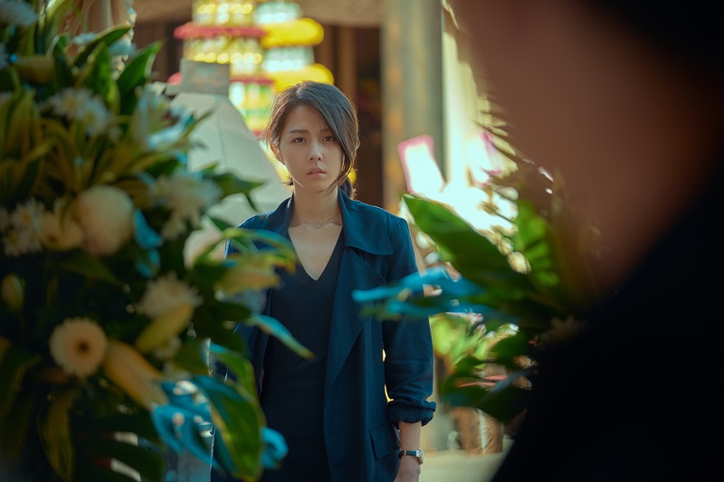 以往常演甜美可愛角色的邵雨薇在《緝魔》中有著冷靜但抱著報復心情的酷酷法醫,跳脫以往形象及戲路。(華映提供)