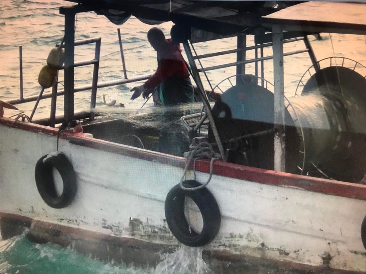 梧棲籍「泰興1號」漁船於台中商港錨泊區違規作業。（台中海巡隊提供）
