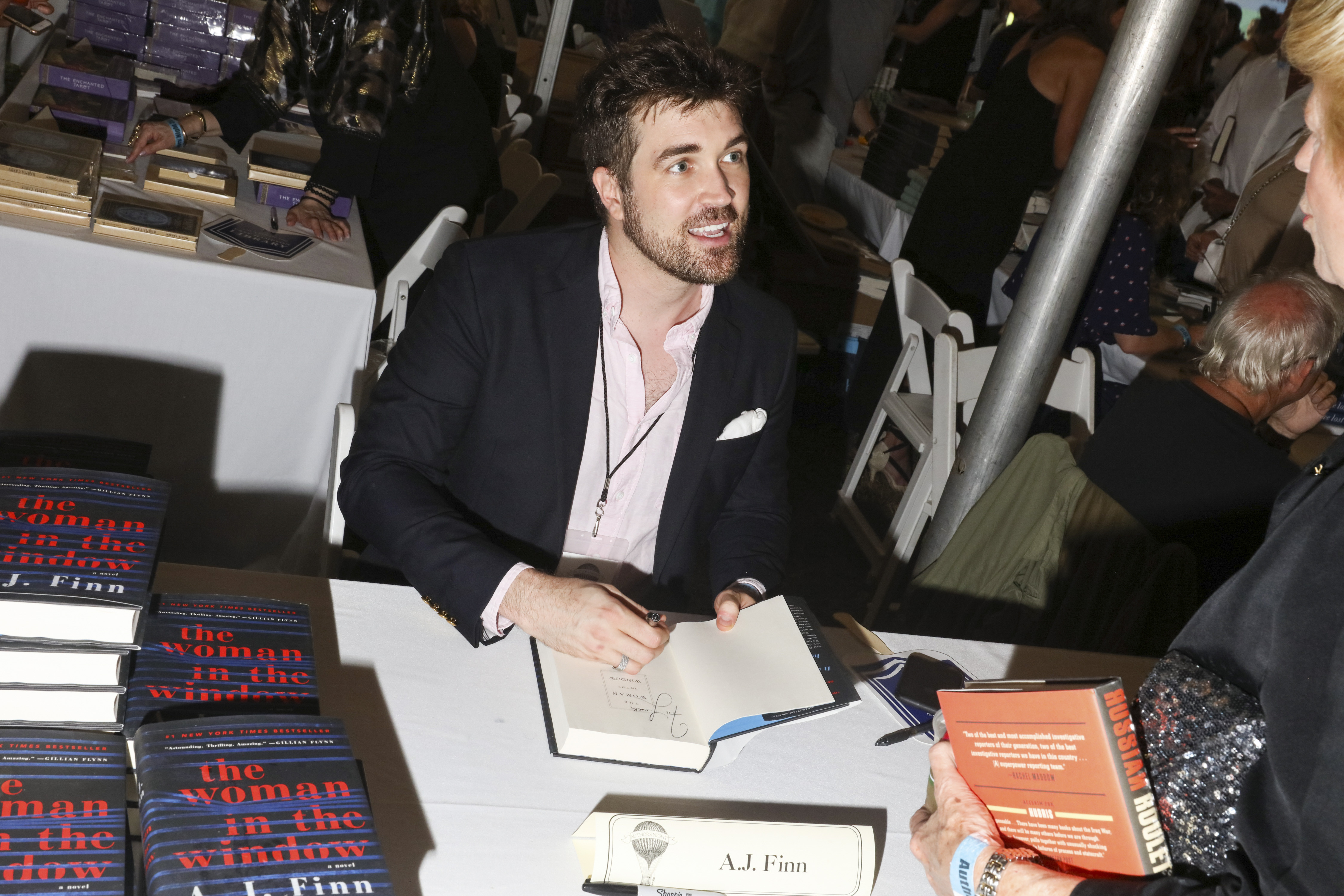 2018年8月11日，筆名安傑芬的驚悚作家馬洛里在紐約州安瑪根塞特舉行簽書會。（東方IC）