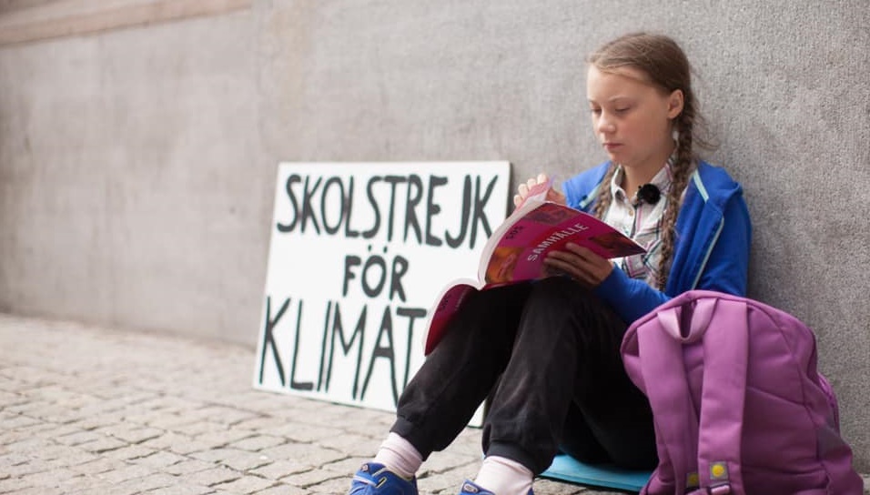 桑柏格於瑞典國會前罷課行動的身影。（圖取自Greta Thunberg臉書）
