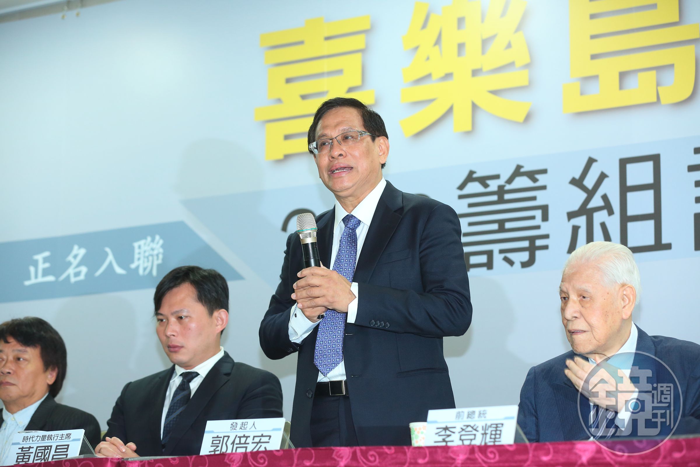 民視最大股東民間投資昨晚召開董事會，撤換董事長郭倍宏（右2），郭倍宏能否在今年5月續任民視董事長受到嚴重考驗。