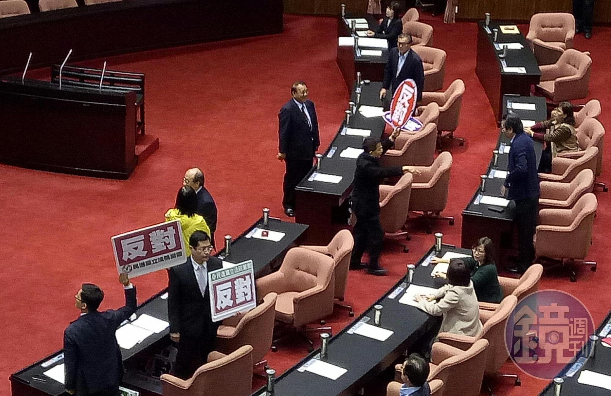 國民黨立委賴士葆等人提出的專法「公投第12案施行法」草案在藍綠有共識下逕付二讀，將與政院版併案協商。