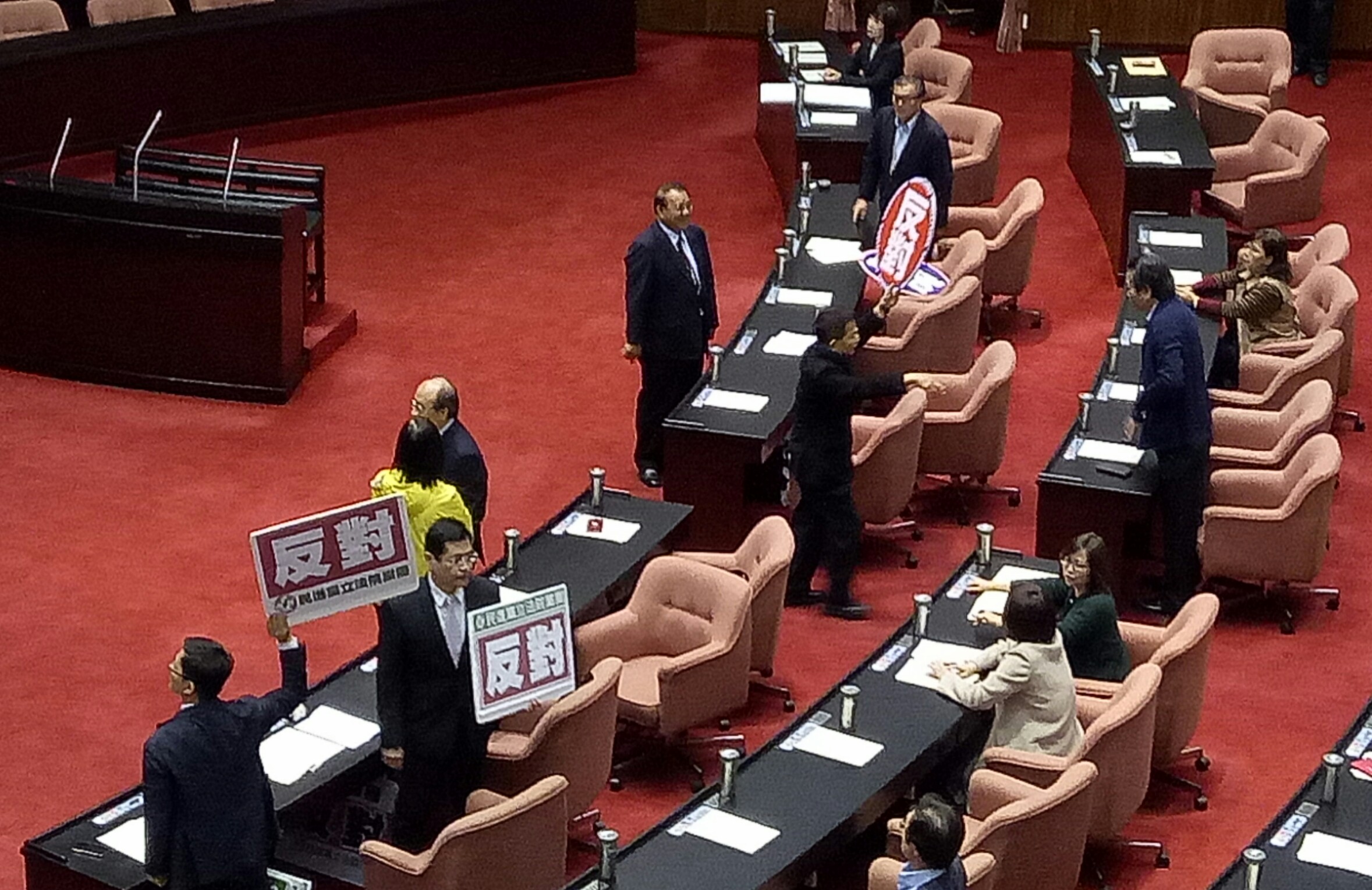 國民黨立委賴士葆等人提出的專法「公投第12案施行法」草案在藍綠有共識下逕付二讀，將與政院版併案協商。