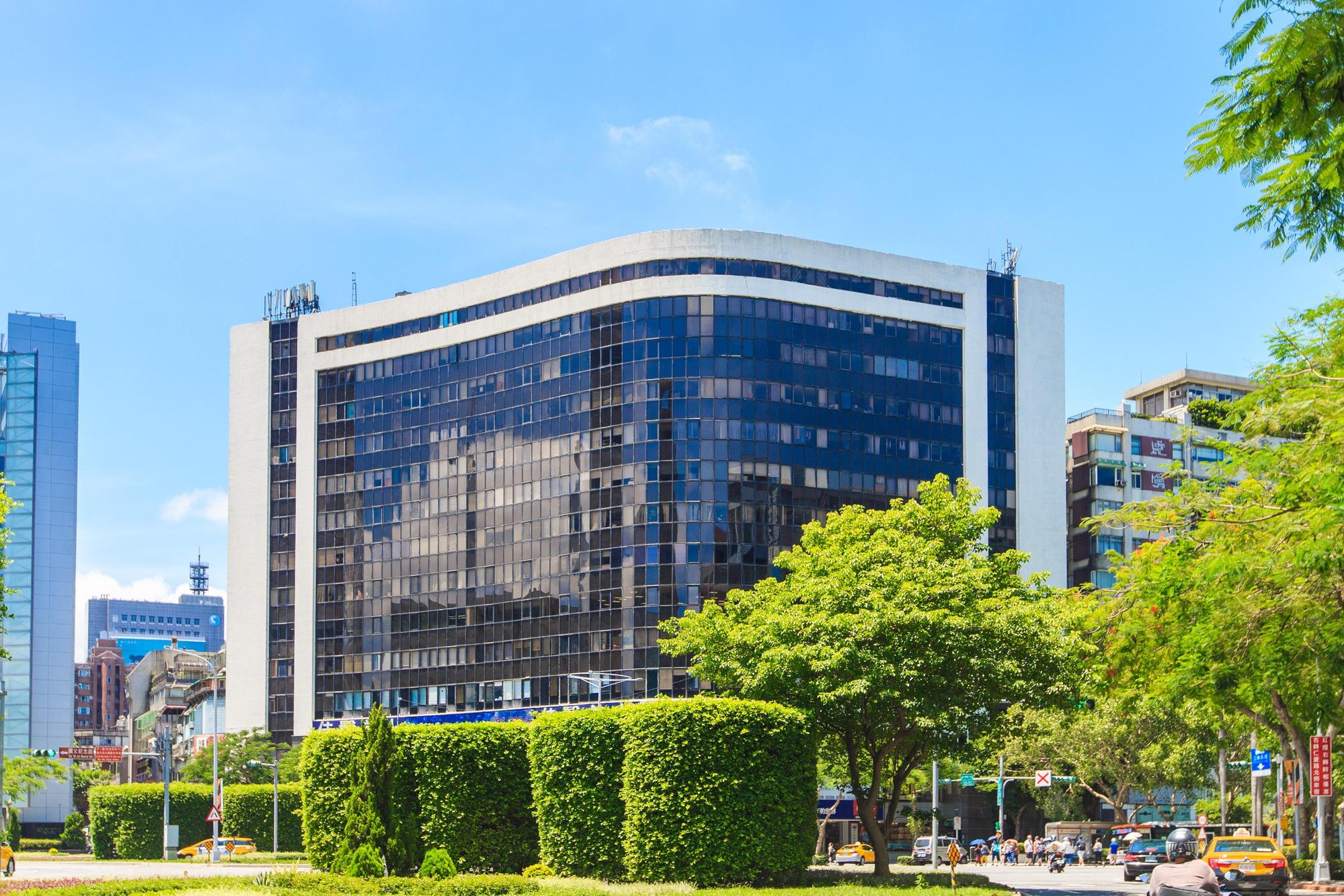 台北市敦化南路第一座住商混合大廈─亞洲大廈等知名建築,奠定葉財記工程在市場上無法撼動的地位。