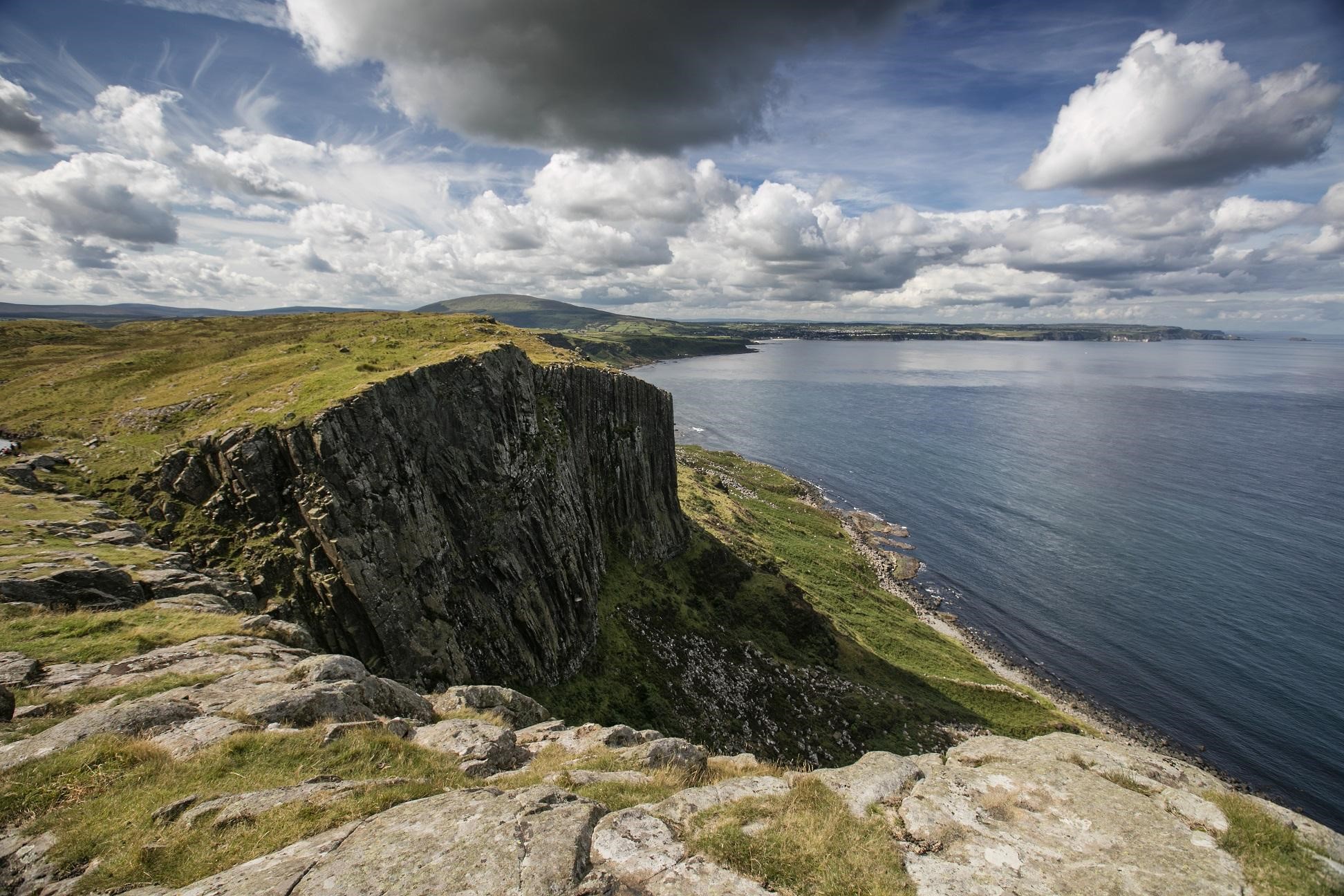 《冰與火》外景之一的北愛爾蘭海岸線，峭壁嶙峋，成為熱門觀光景點。（北愛爾蘭觀光局提供）