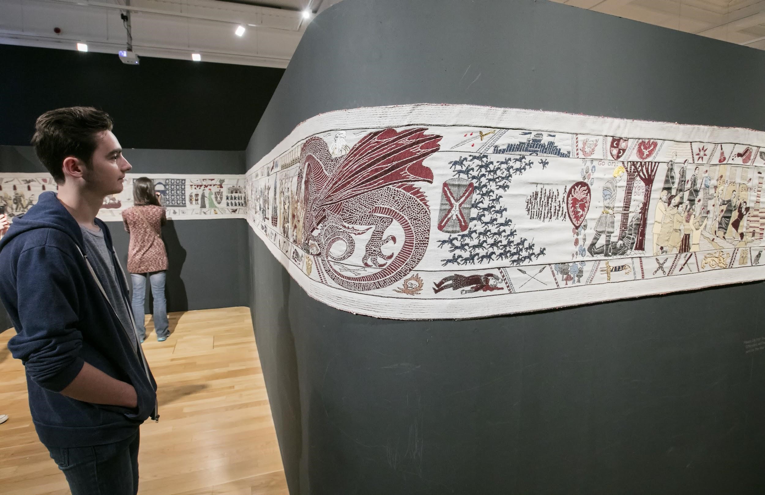 《權力遊戲織錦壁畫展》將《冰與火》每集劇情場景製作成織錦，目前已完成67集的織錦畫。（北愛爾蘭觀光局提供）
