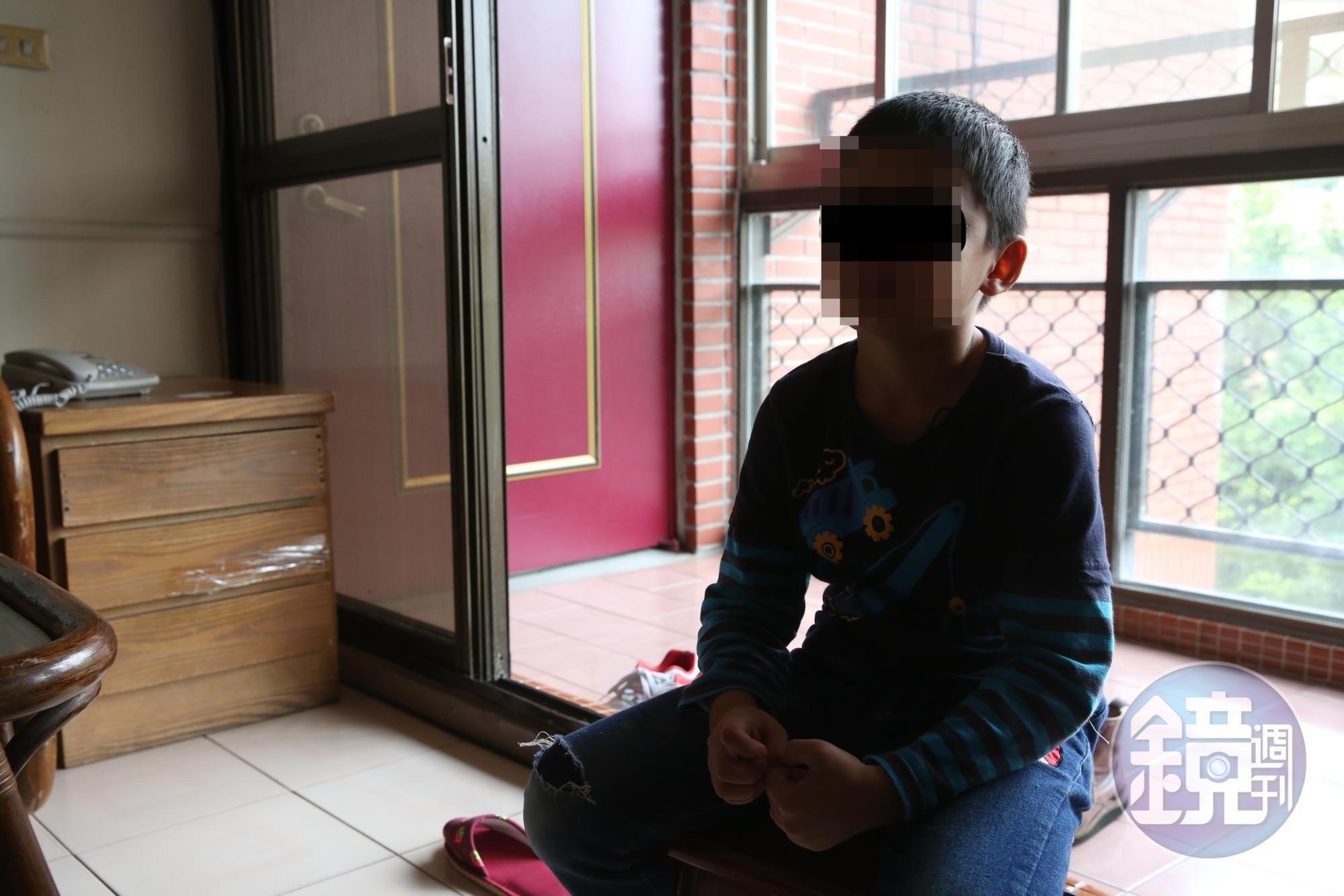 哥哥曾目擊妹妹遭周姓員警騷擾。
