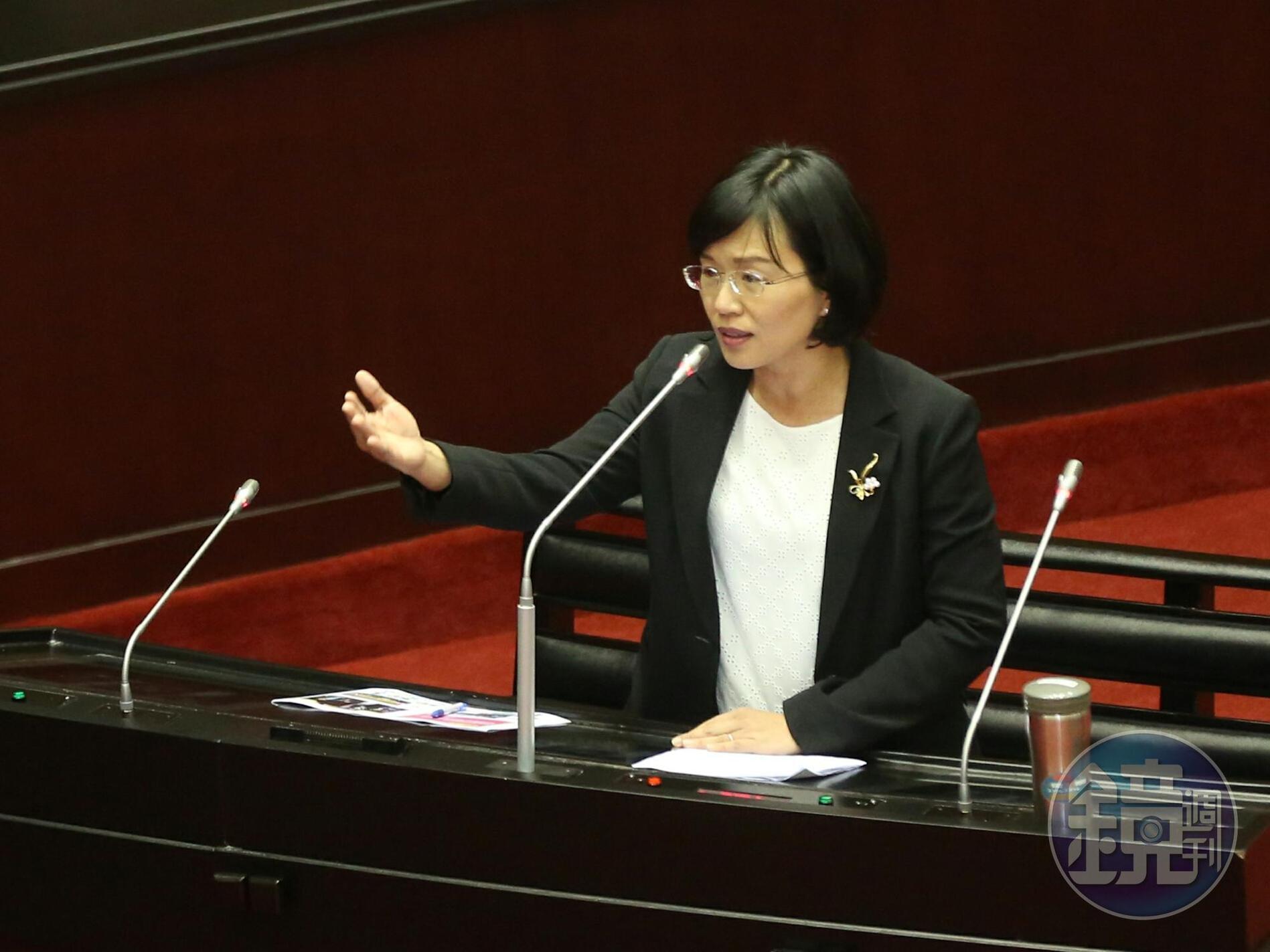 民進黨立委蘇巧慧質詢父親蘇貞昌,成為國會史上女兒質詢父親的首例。