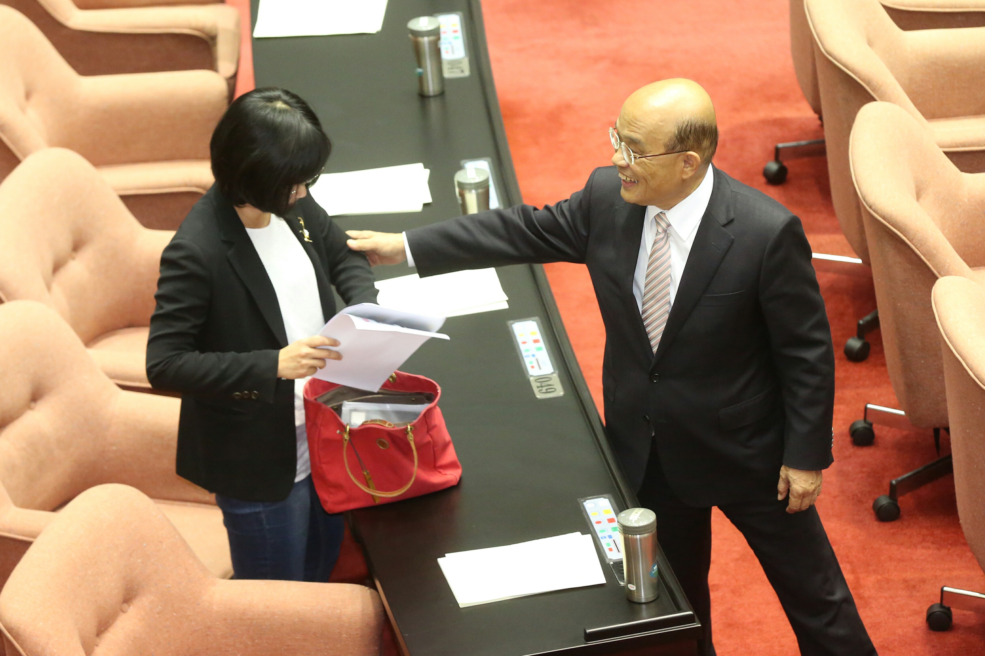 結束質詢後，蘇貞昌還特地到蘇巧慧座位向女兒致意。