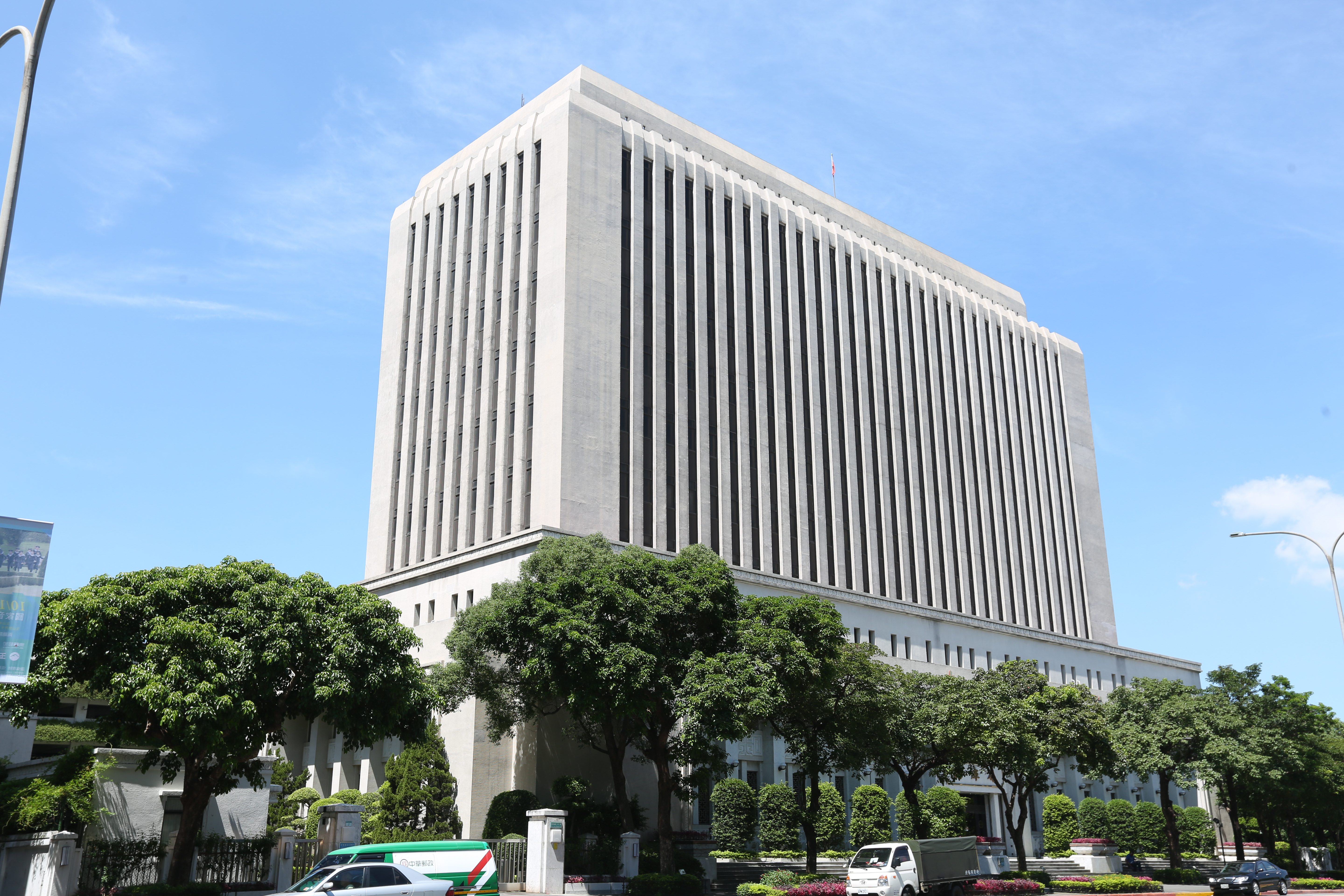 中央銀行日前被爆出徵工友卻羅列國手條件。