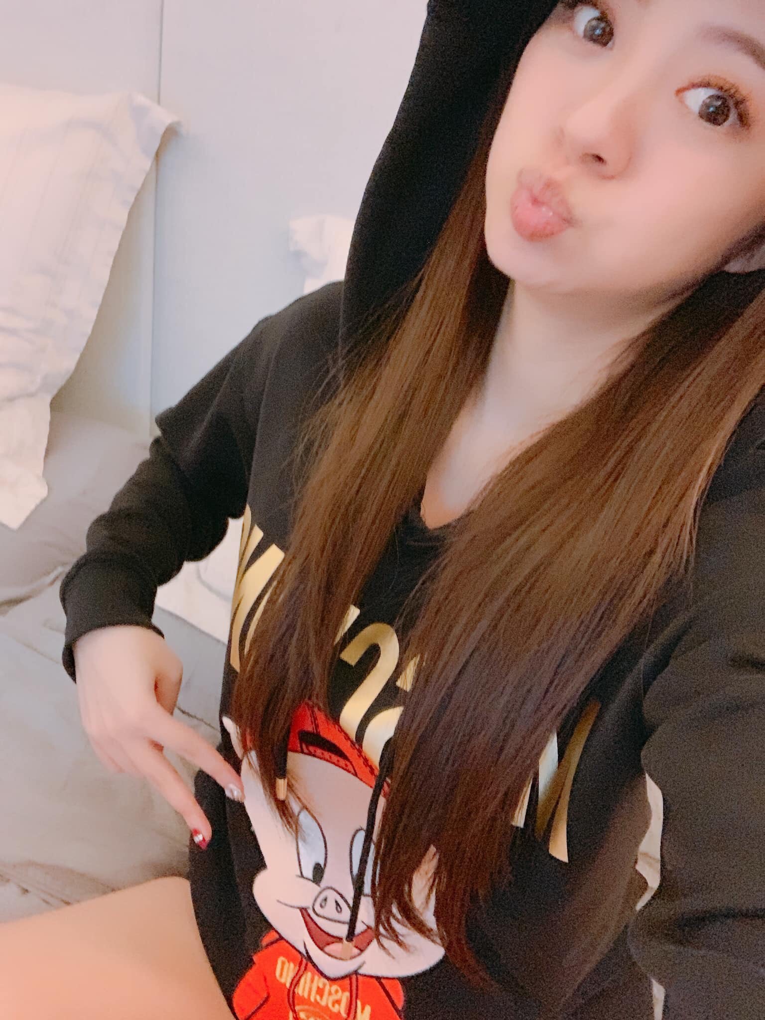 安以軒手比肚子，豬寶寶暗示小孩性別。（翻攝自安以軒臉書）