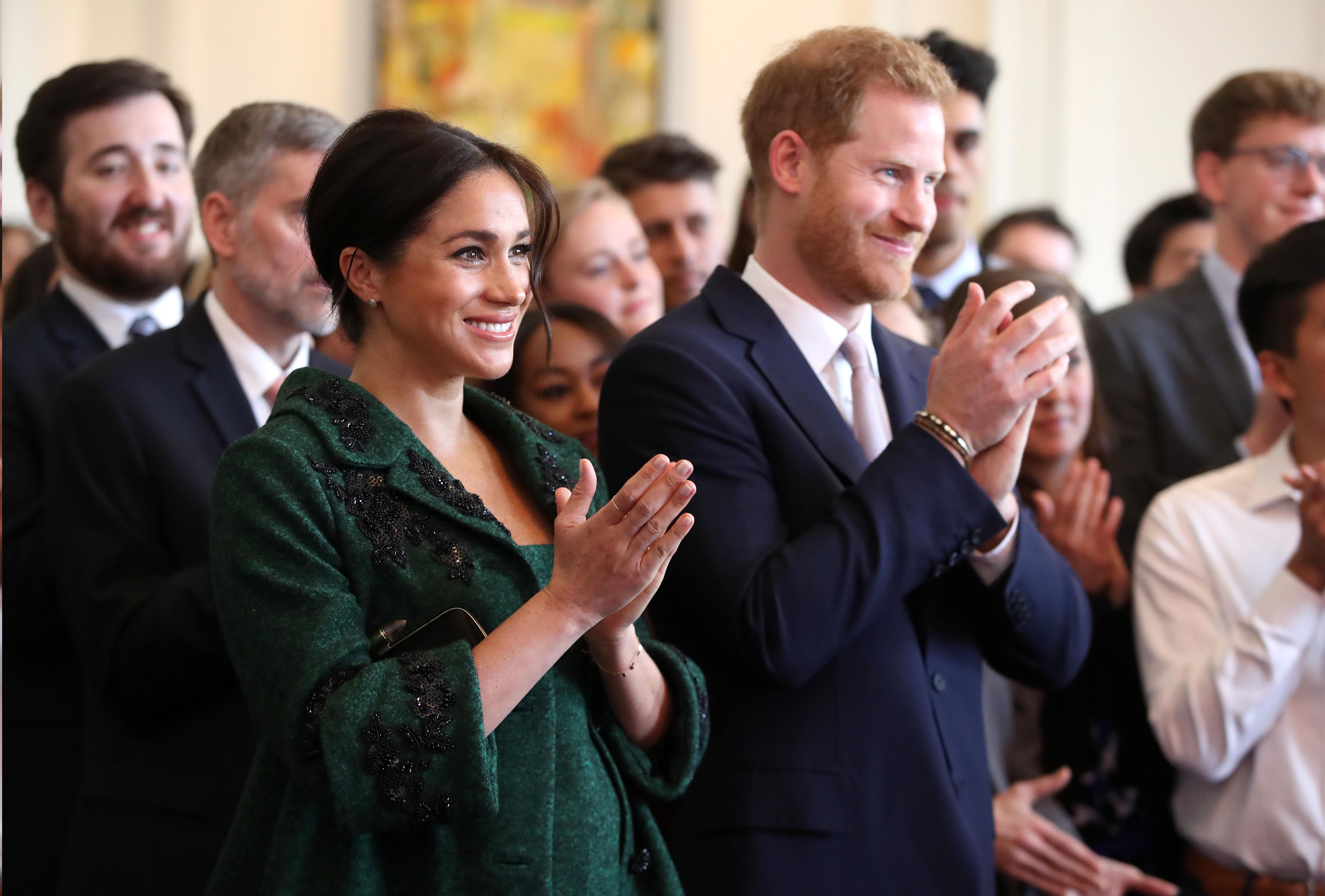 梅根與哈利王子婚後升格為公爵夫人，但網路負面評論不斷，經調查發現可能是被黑粉惡意刷負評。（東方IC）