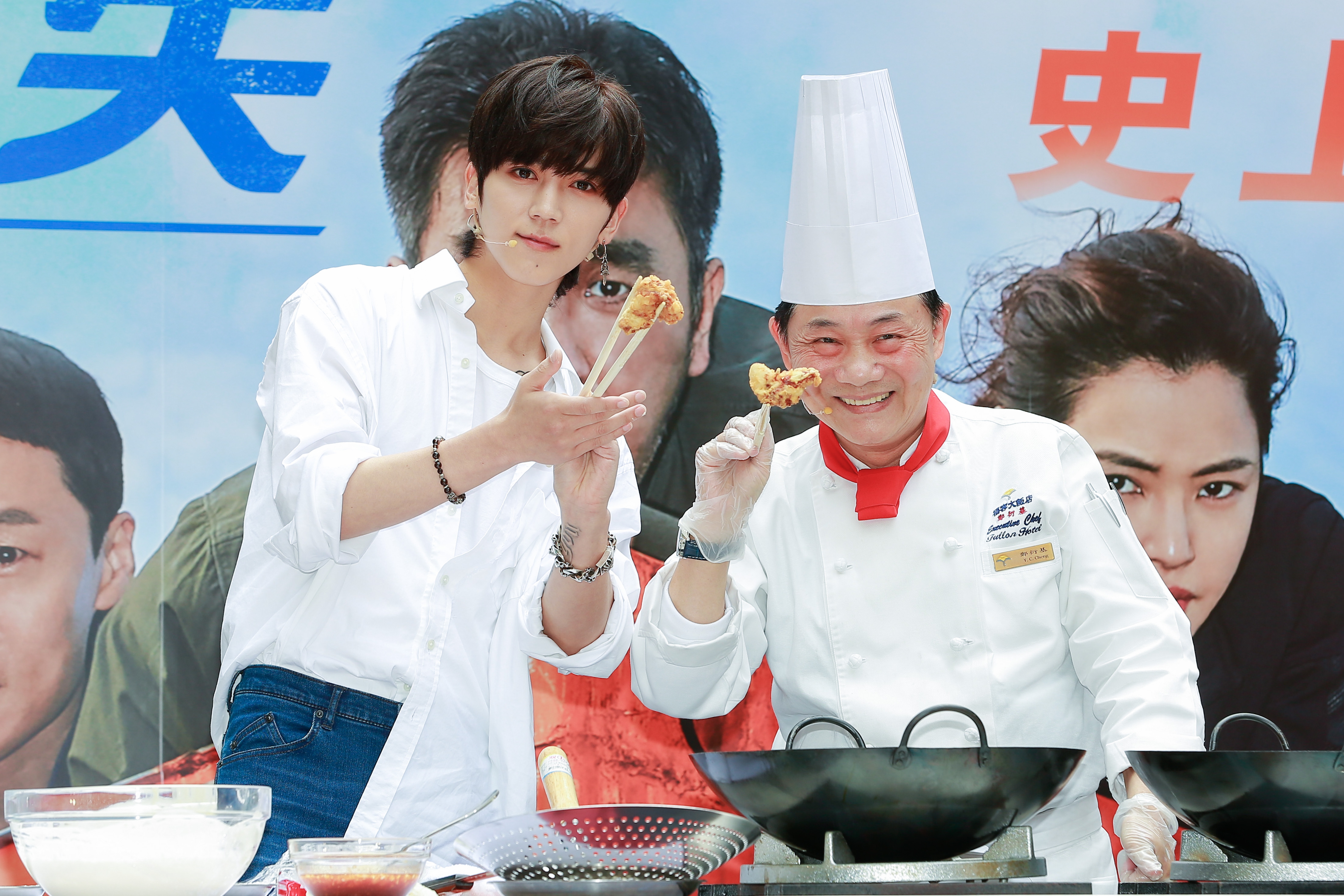 Bii畢書盡和阿基師重現《雞不可失》電影裡的招牌特製「水原牛肋排炸雞」