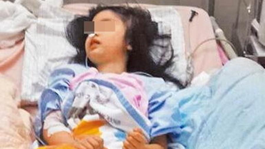 當時才5歲的女童被公園電線嚴重電擊，至今仍有後遺症。（翻攝畫面）