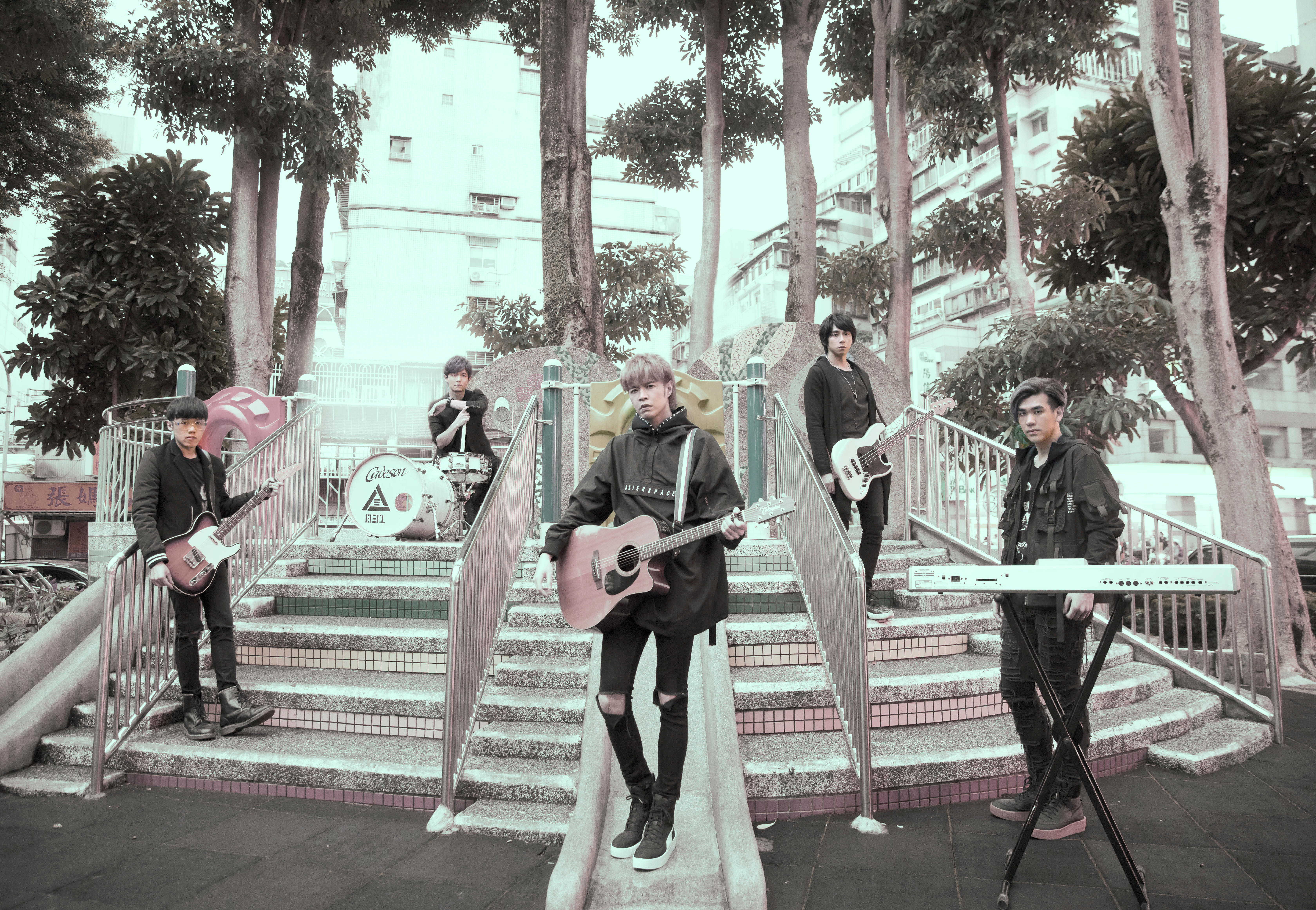 八三夭將在3月20日推出《一事無成的偉大》自選作品輯，新歌〈外婆的告別式〉是主唱阿璞的真實故事。（滾石唱片提供）