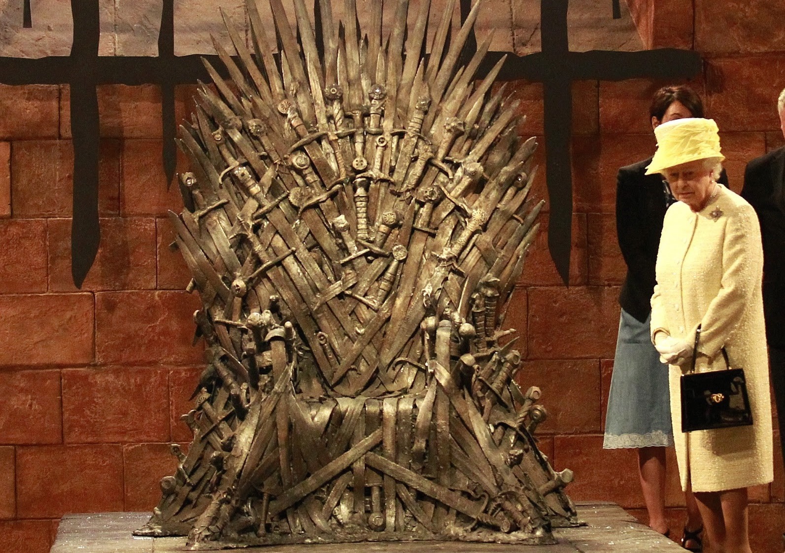 英國女王伊莉莎白二世訪問北愛爾蘭時參觀《冰與火之歌》場景，並盯著鐵王座研究。 （東方IC）