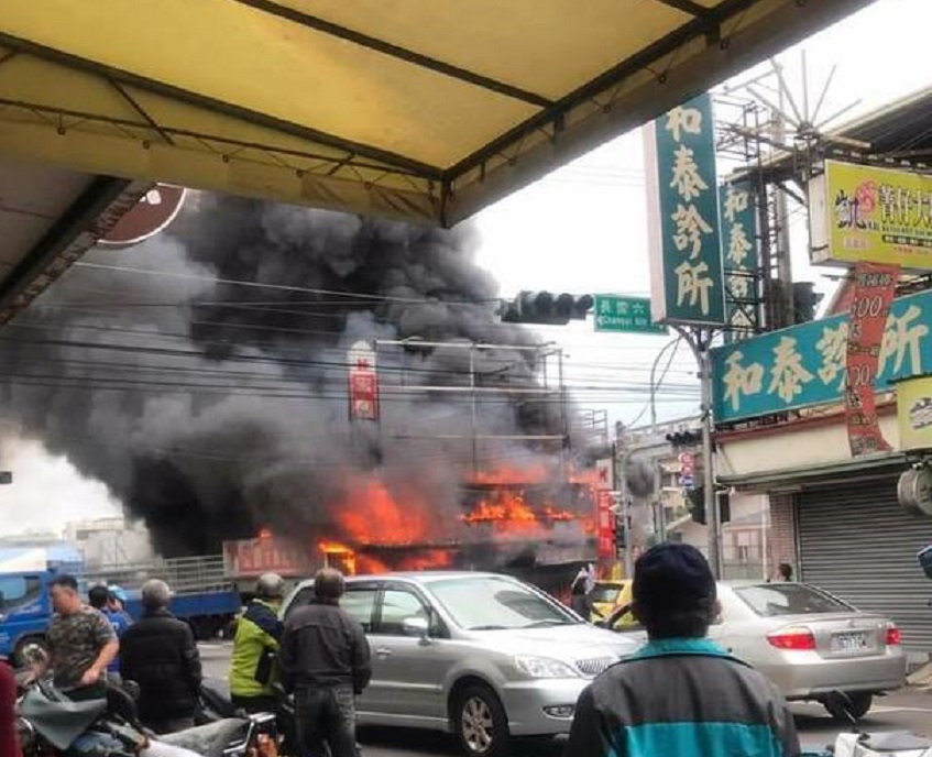 民眾拍到文具行起火燃燒的景象，PO在臉書「大里人聊天室」。（消防局臉書）