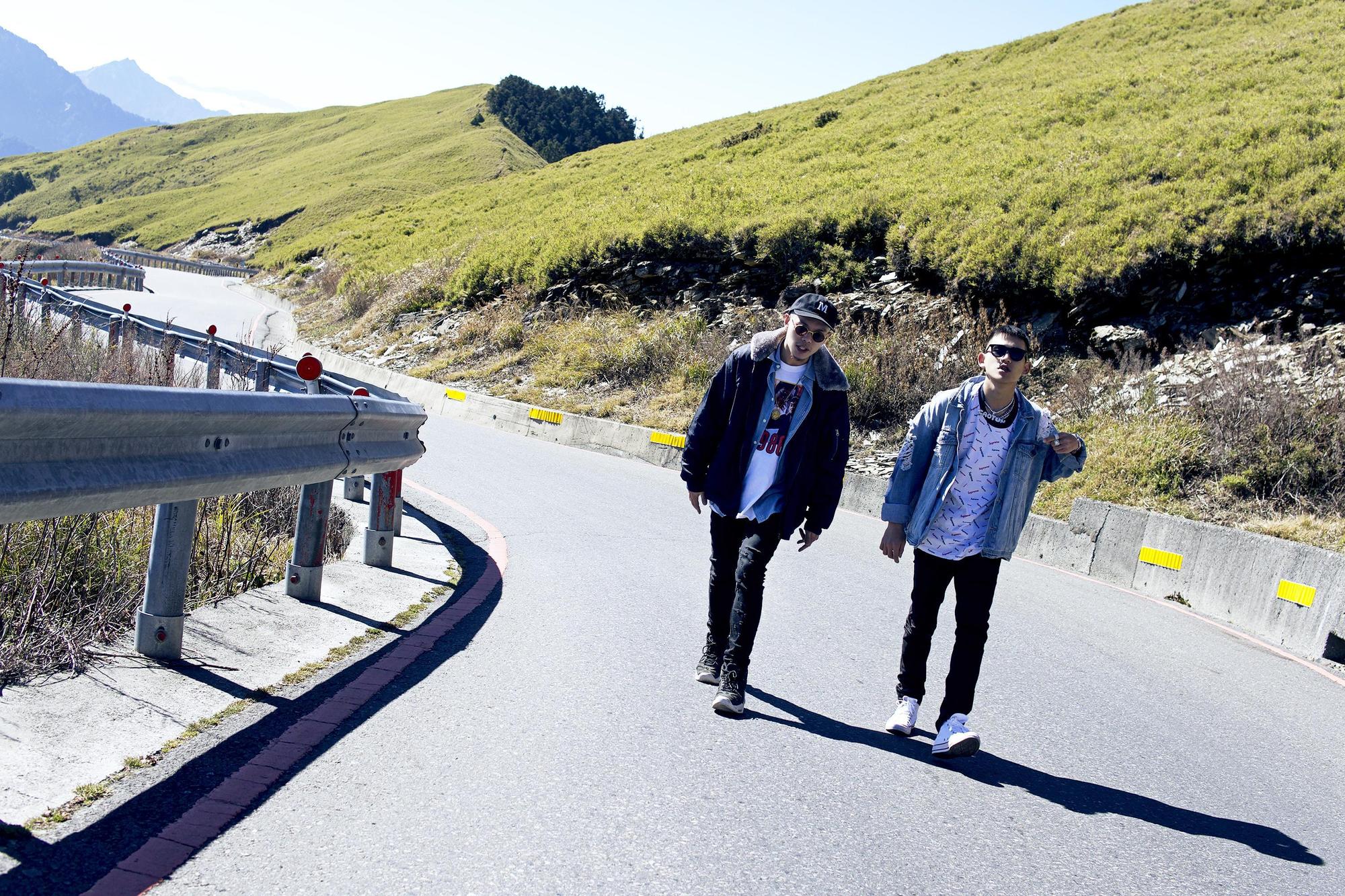 〈遙遠的路途〉MV劇情是草屯囝仔組團10年以來的心路歷程。(混血兒娛樂提供)