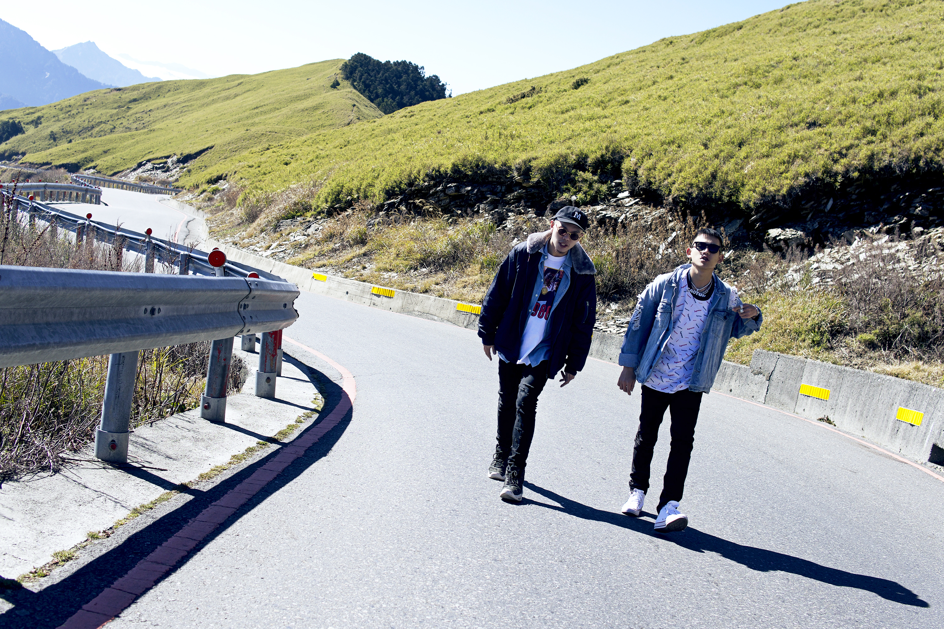 〈遙遠的路途〉MV劇情是草屯囝仔組團10年以來的心路歷程。（混血兒娛樂提供）